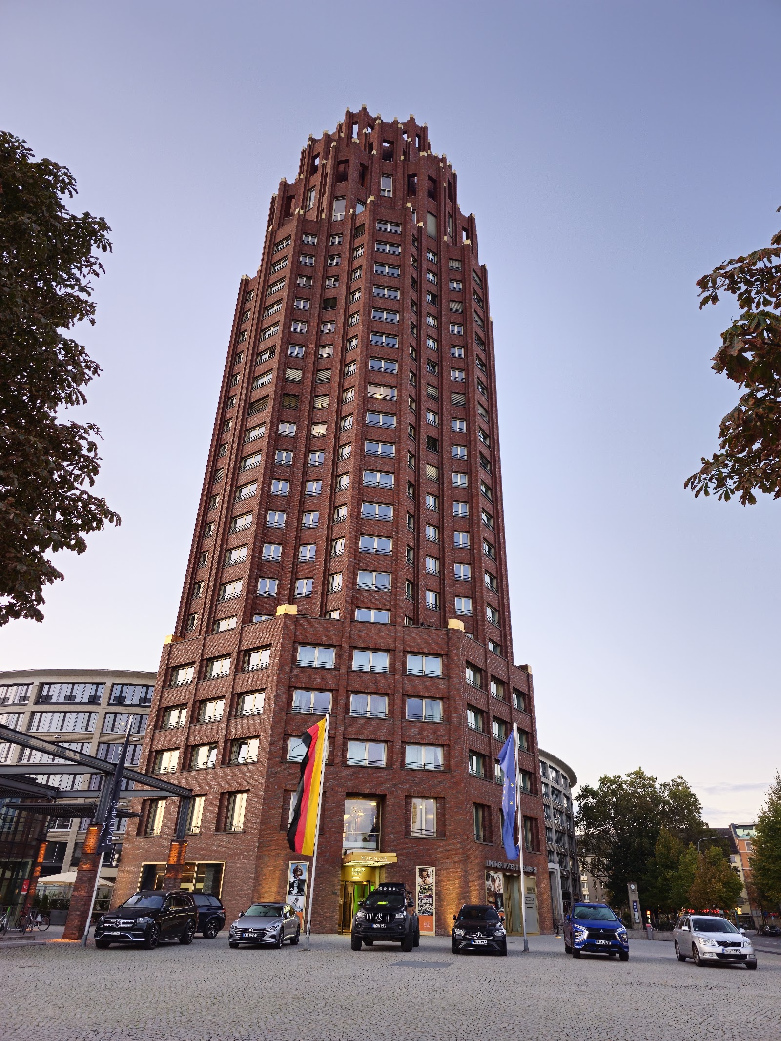 Kde bydlet ve Frankfurtu: 12 nejlepších hotelů a bezpečných čtvrtí 11 Hotel Main Plaza | Suite Tower