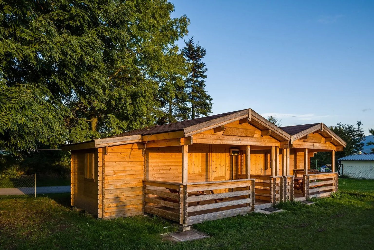 Liptovská Mara: 15 tipů na výlety do okolí + ubytování 6 Dřevěné chatky v kempu Mara Camping u Liptovské Mary