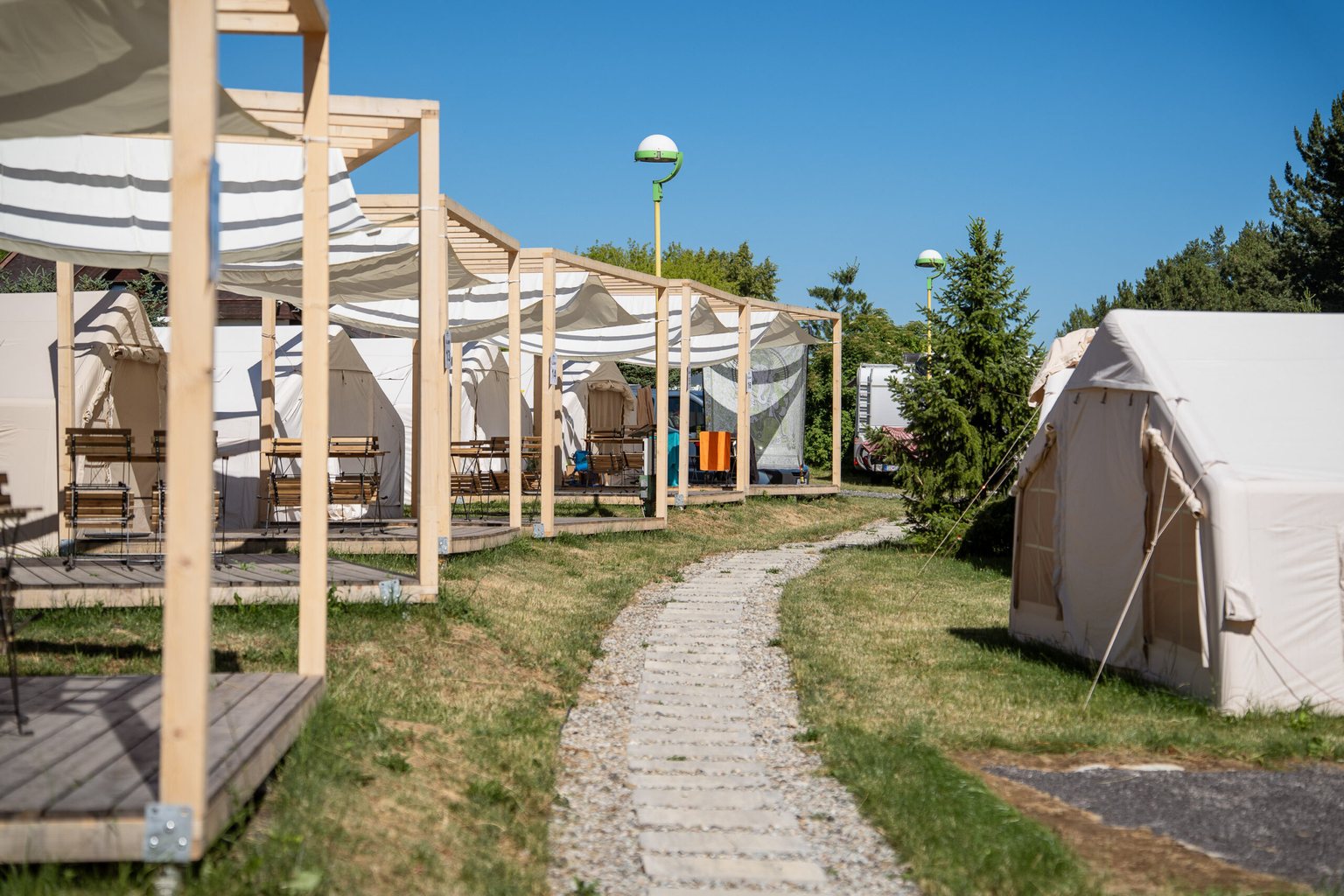 Liptovská Mara: 15 tipů na výlety do okolí + ubytování 7 Glampingové stany s terasami v areálu Mara Camping u Liptovské Mary