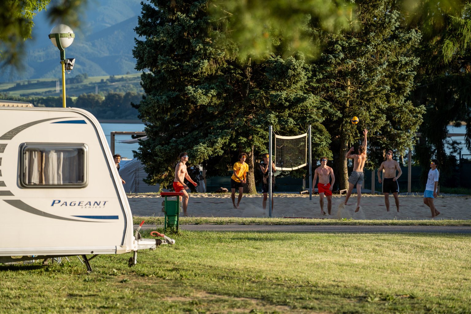 Liptovská Mara: 15 tipů na výlety do okolí + ubytování 8 Karavan na stání v areálu Mara Camping u Liptovské Mary