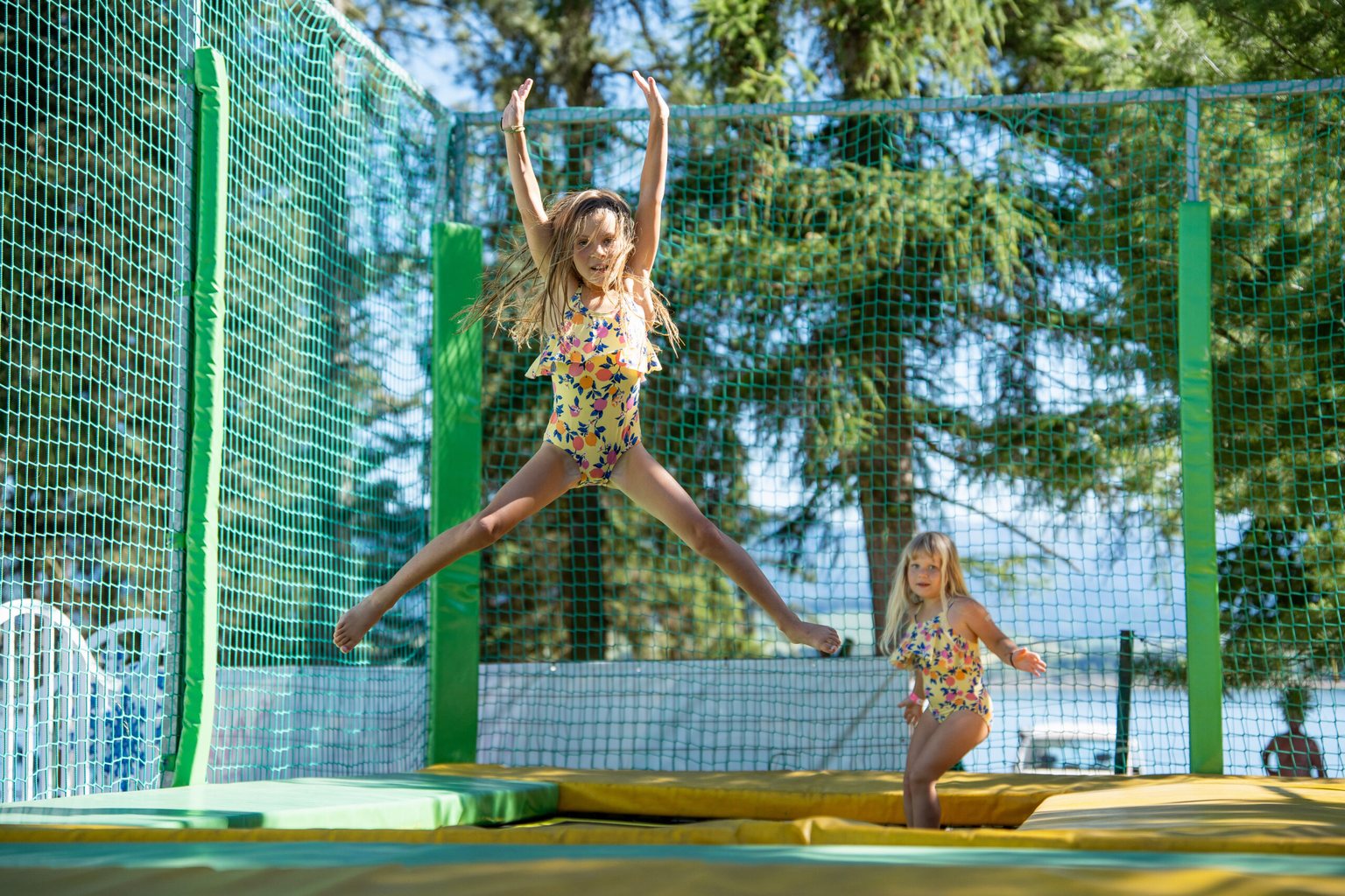 Liptovská Mara: 15 tipů na výlety do okolí + ubytování 11 Děti na trampolíně v Kids zóně kempu Mara Camping