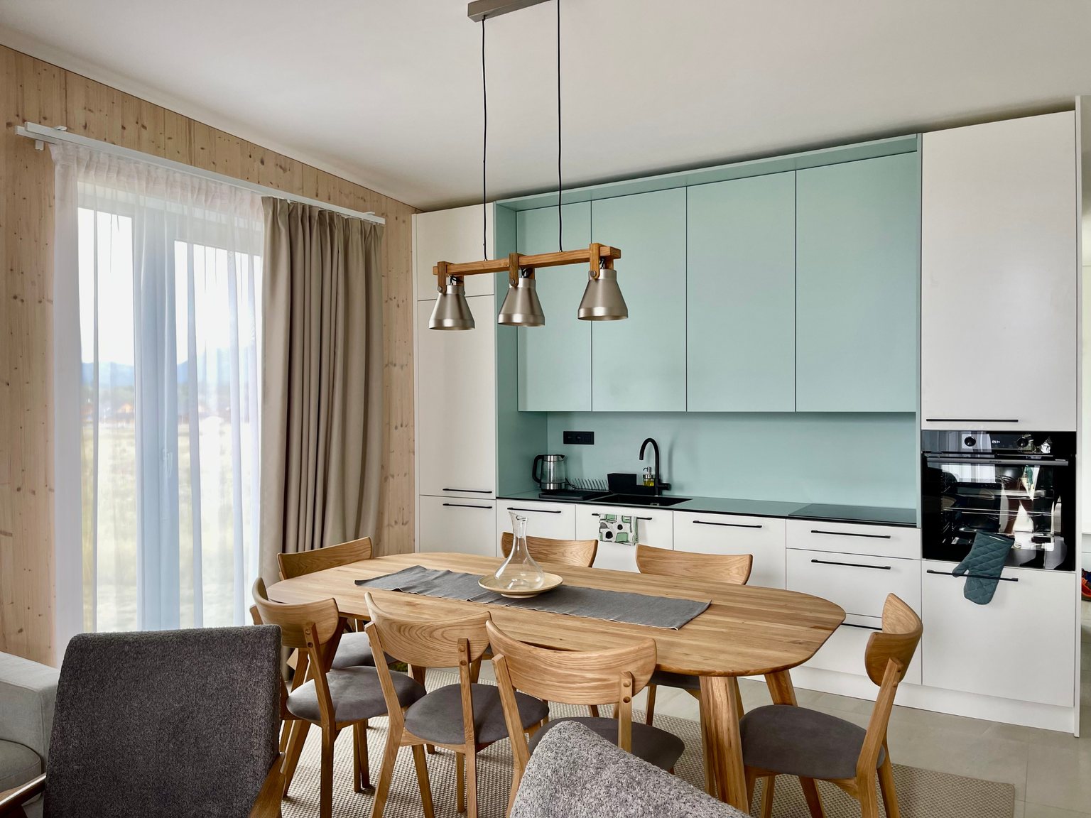 Liptovská Mara: 15 tipů na výlety do okolí + ubytování 9 Interiér apartmánu PanoMara Grande v Mara Holiday Resortu s kuchyní a jídelnou