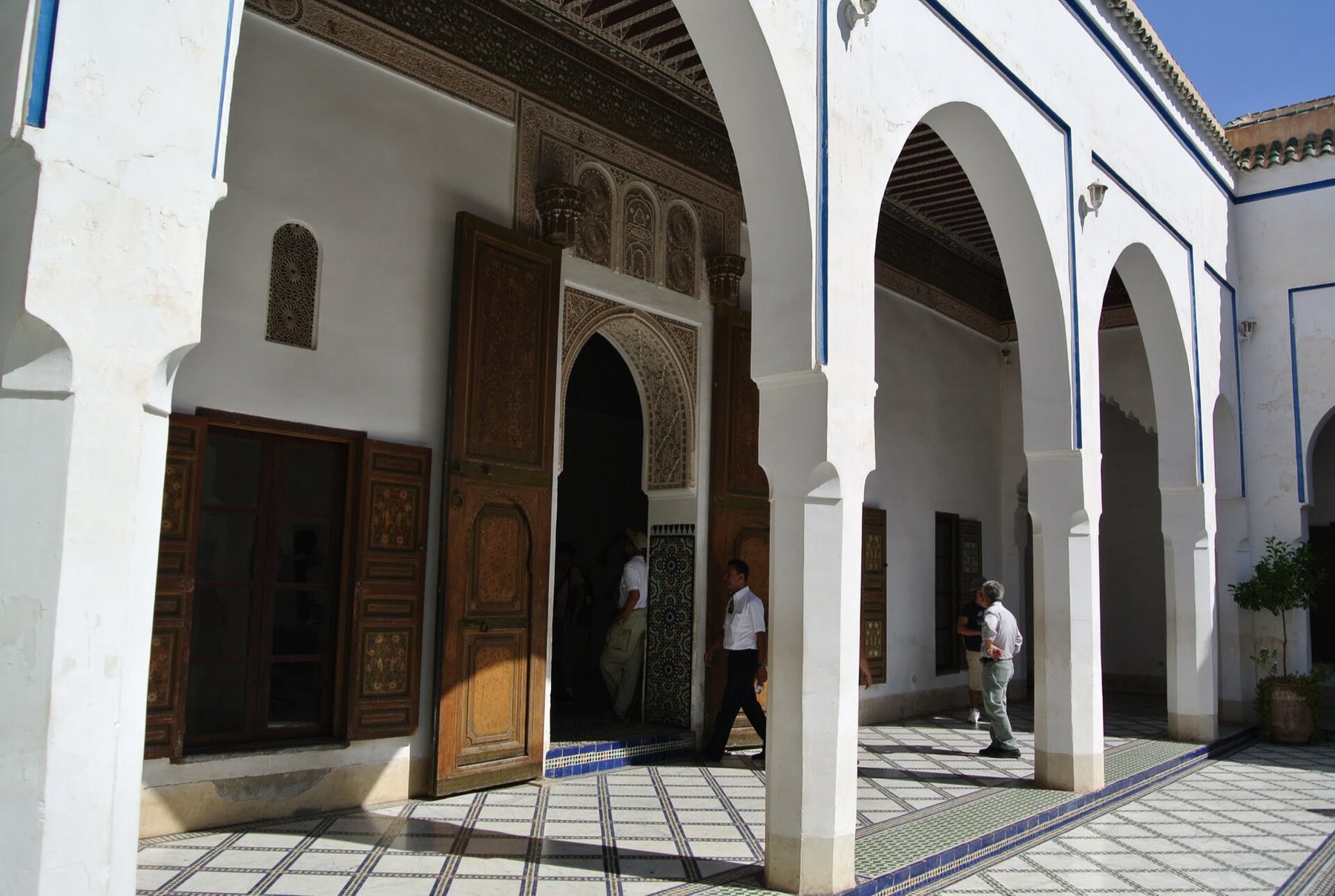 Marrakesch, Marokko: 25 Tipps + Scams, vor denen du dich 2026 hüten solltest 1 Innenhof eines traditionellen Riads in Marrakesch