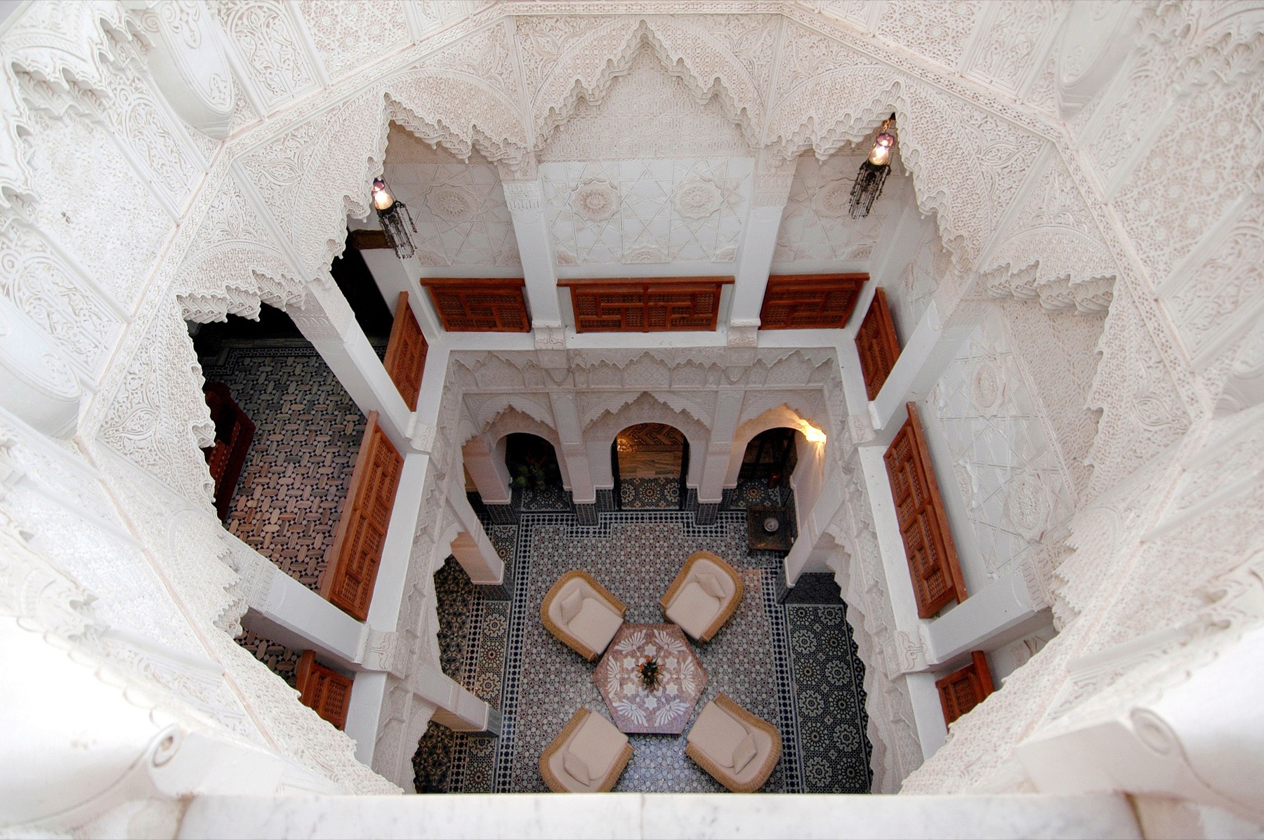 Marrakesch, Marokko: 25 Tipps + Scams, vor denen du dich 2026 hüten solltest 2 Patio eines Riads in der Medina