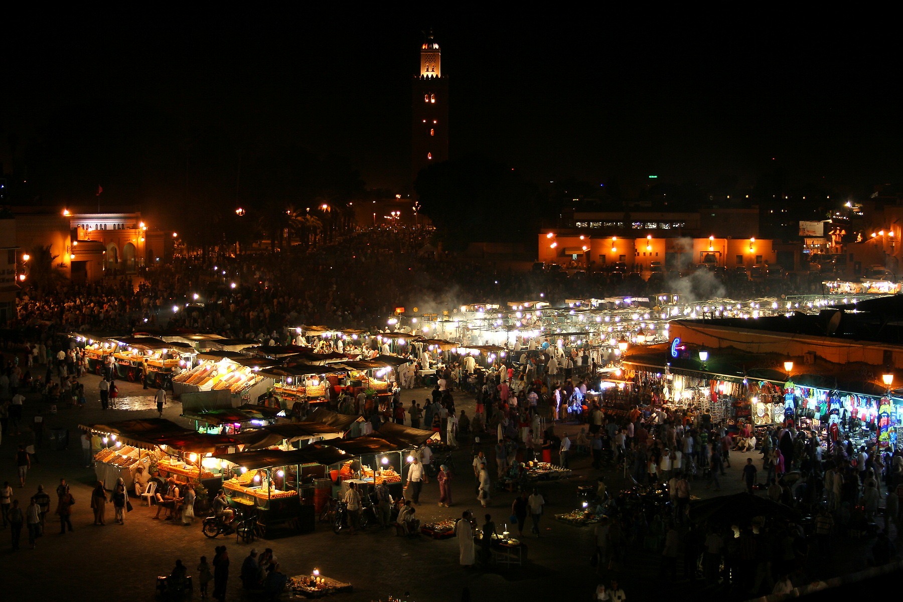 Marrakesch, Marokko: 25 Tipps + Scams, vor denen du dich 2026 hüten solltest 5 Der abendliche Djemaa el-Fna mit Essensständen