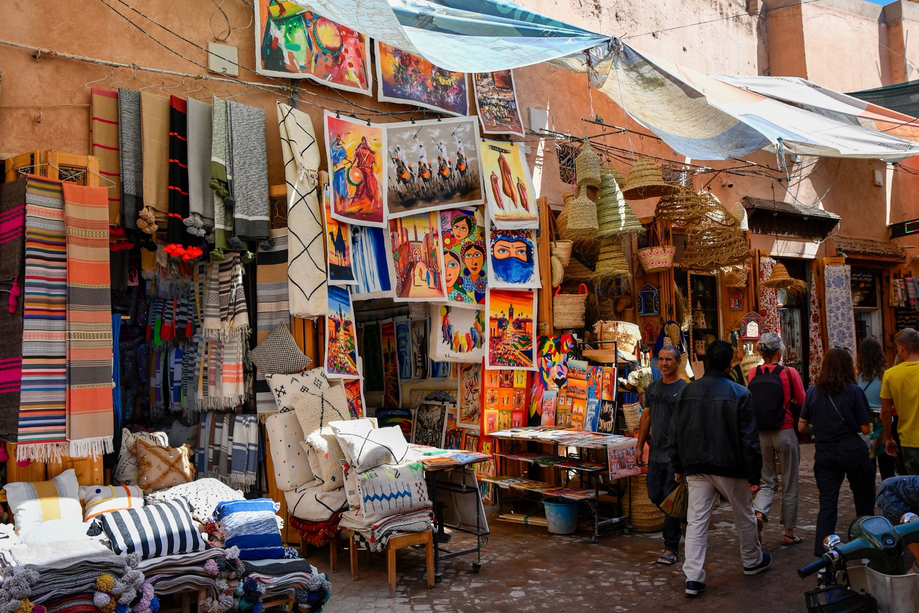 Marrakesch, Marokko: 25 Tipps + Scams, vor denen du dich 2026 hüten solltest 12 Teppichladen in einem Souk von Marrakesch