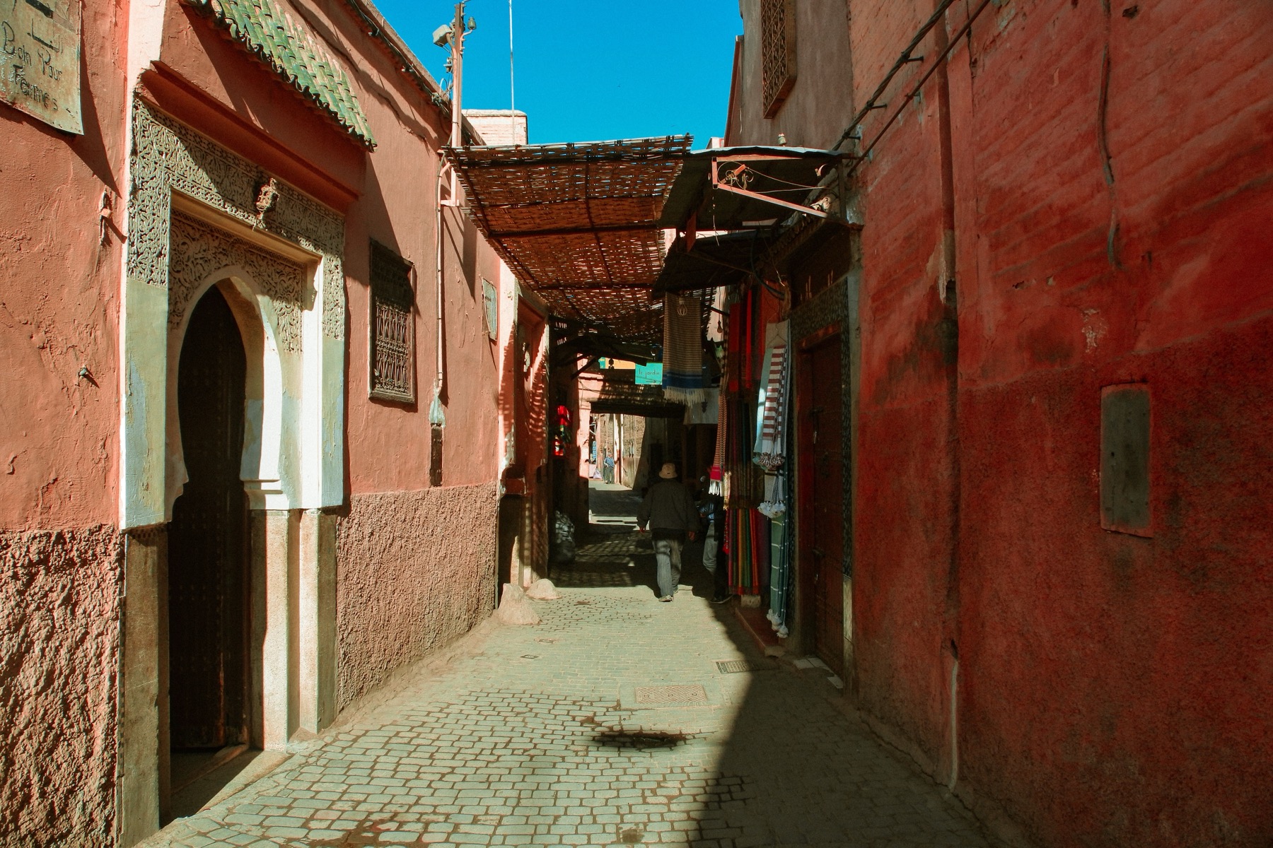 Marrakesch, Marokko: 25 Tipps + Scams, vor denen du dich 2026 hüten solltest 17 Enge Gasse der Medina in der Dämmerung