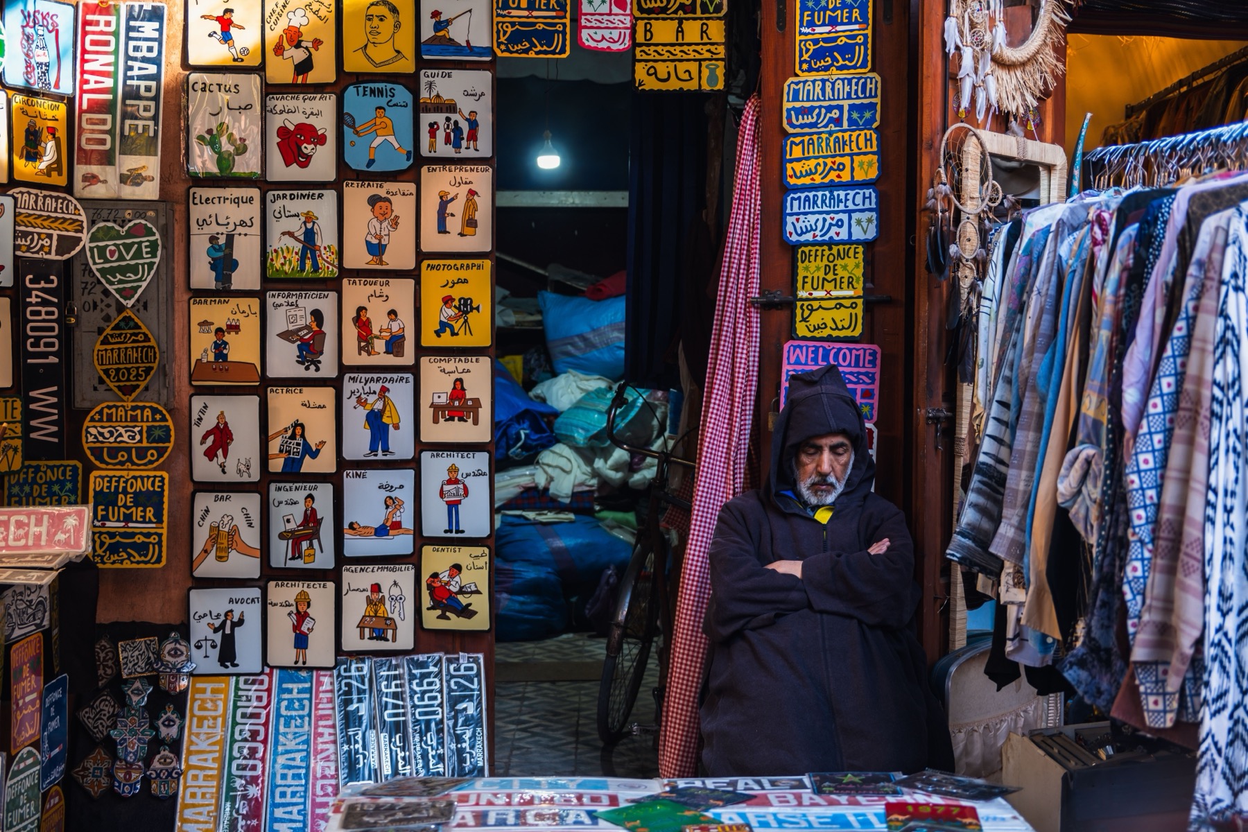Marrakesch, Marokko: 25 Tipps + Scams, vor denen du dich 2026 hüten solltest 20 Verkäufer in einer Gasse der Medina