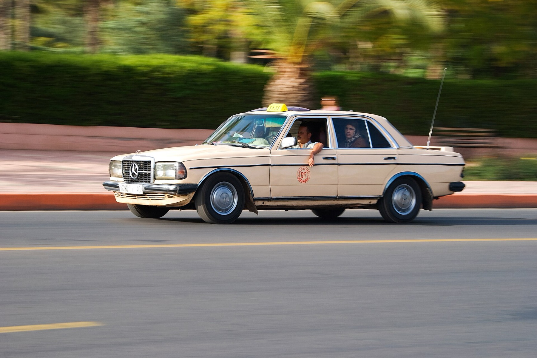 Marrakesch, Marokko: 25 Tipps + Scams, vor denen du dich 2026 hüten solltest 23 Marokkanisches Petit Taxi auf der Straße