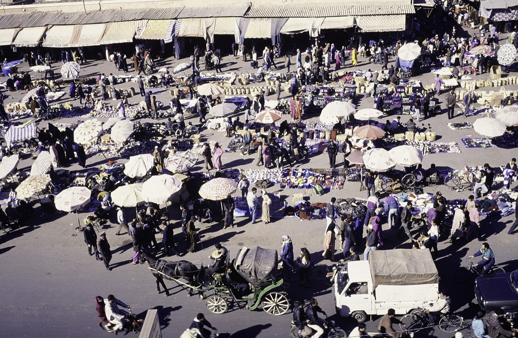 Marrakesch, Marokko: 25 Tipps + Scams, vor denen du dich 2026 hüten solltest 24 Menschenmenge auf einem Markt in Marrakesch