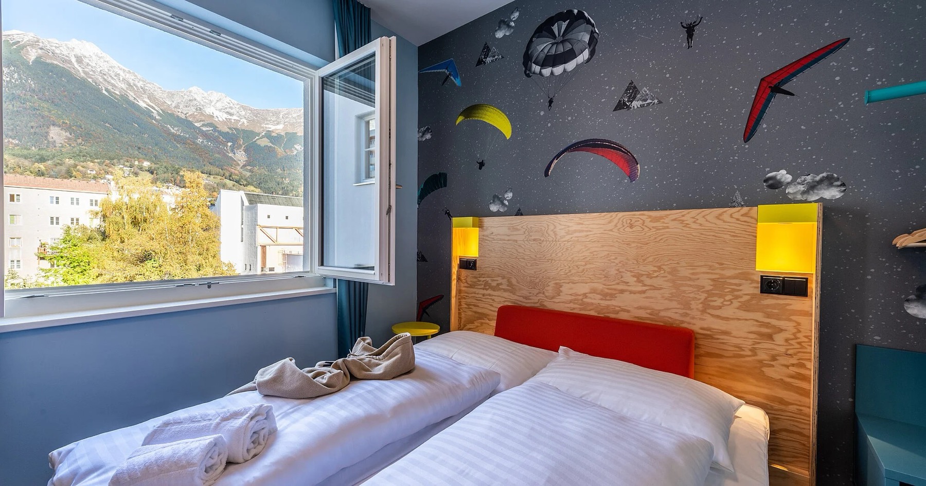 Wo übernachten in Innsbruck: 17 beste Hotels 2026 16 Zimmer im MEININGER Hotel Innsbruck mit Blick auf die Berge