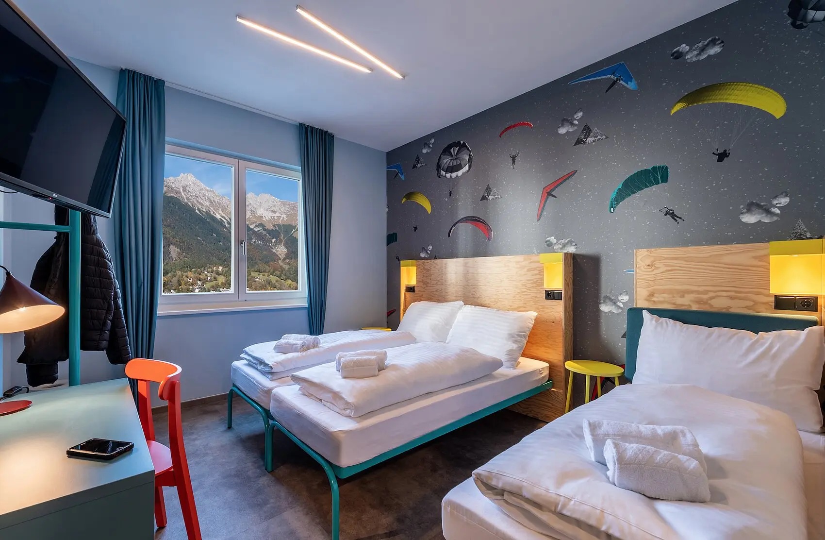 Wo übernachten in Innsbruck: 17 beste Hotels 2026 17 Buntes Zimmer im MEININGER Hotel Innsbruck