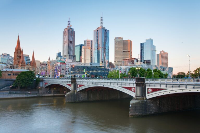 Panorama Melbourne a Princes Bridge nad řekou Yarra