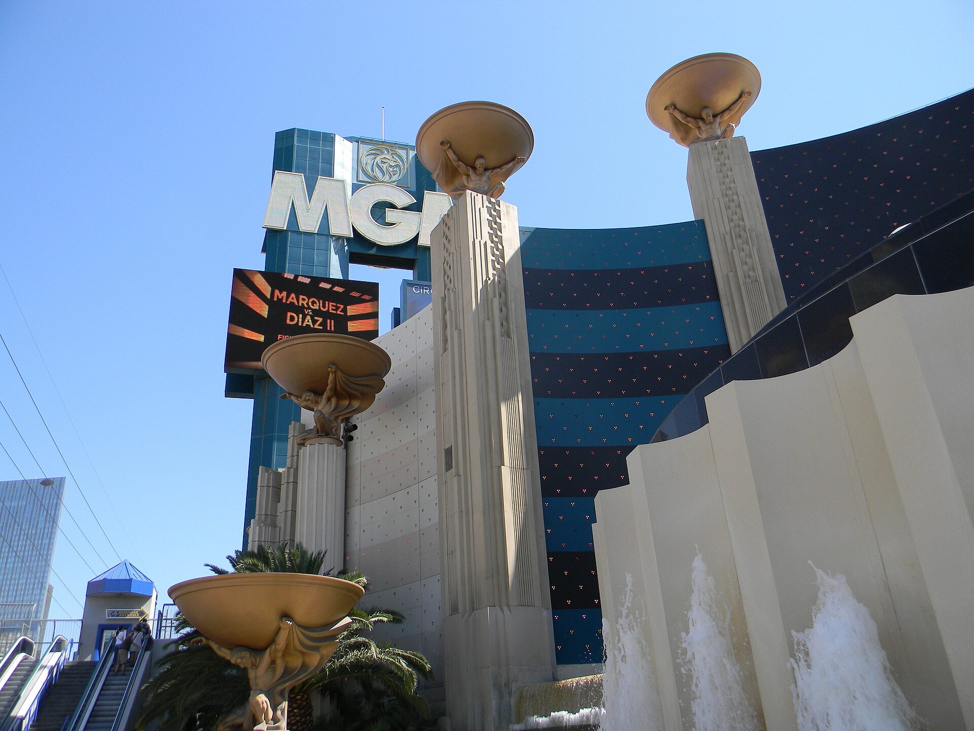 Las Vegas, USA: 29 tipp, mit láss a Stripen túl is 2026-ban 10 Az MGM Grand hotel bejárata az arany oroszlánnal
