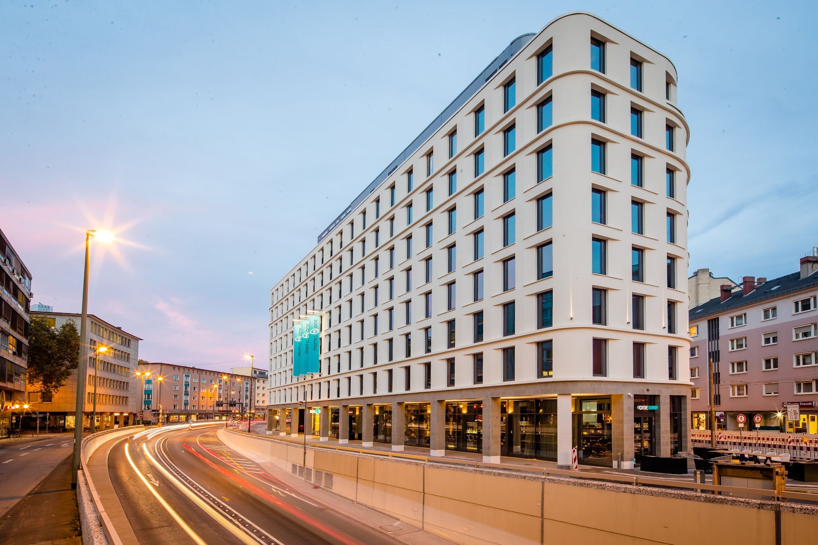 Kde bydlet ve Frankfurtu: 12 nejlepších hotelů a bezpečných čtvrtí 8 Hotel Motel One Frankfurt-Römer