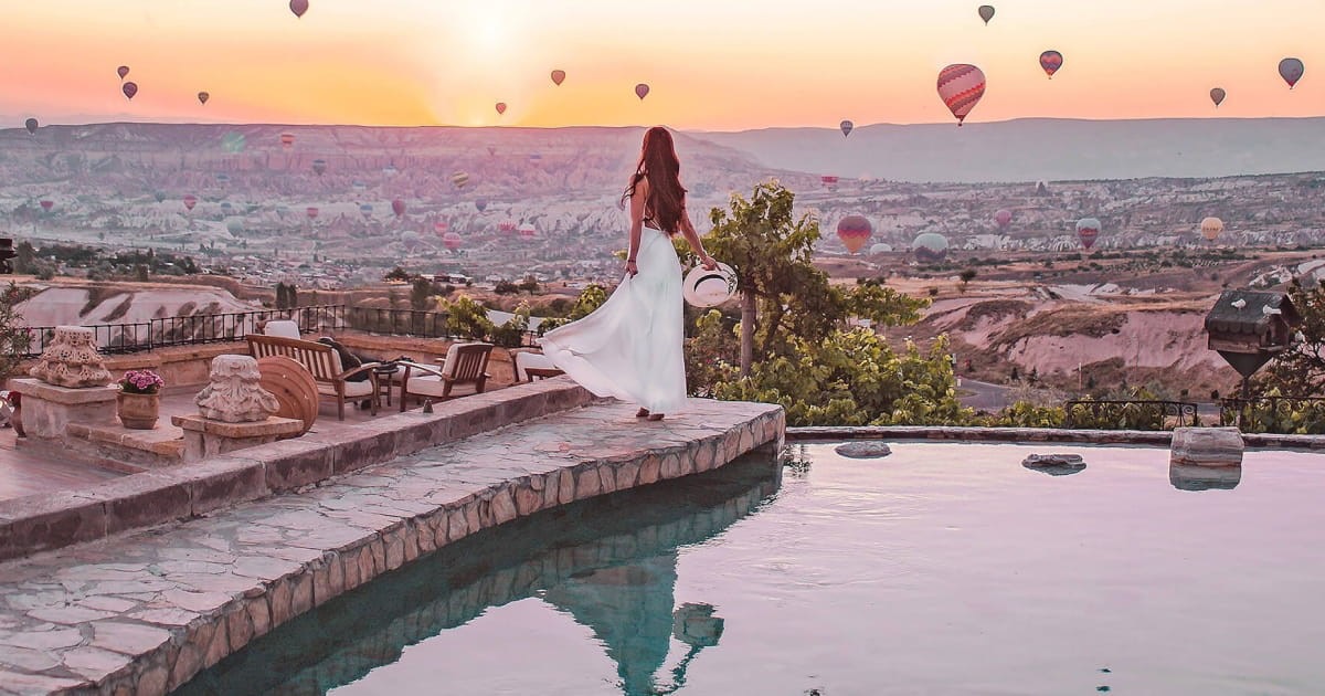 Alojamientos únicos del mundo: 35 lugares para tu bucket list en 2026 42 Piscina del Museum Hotel sobre Capadocia con globos