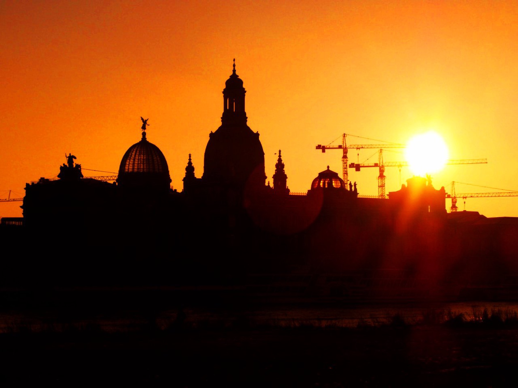 Dresden: 16 Sehenswürdigkeiten und kostenlose Tipps 1 Panorama von Dresden an der Elbe
