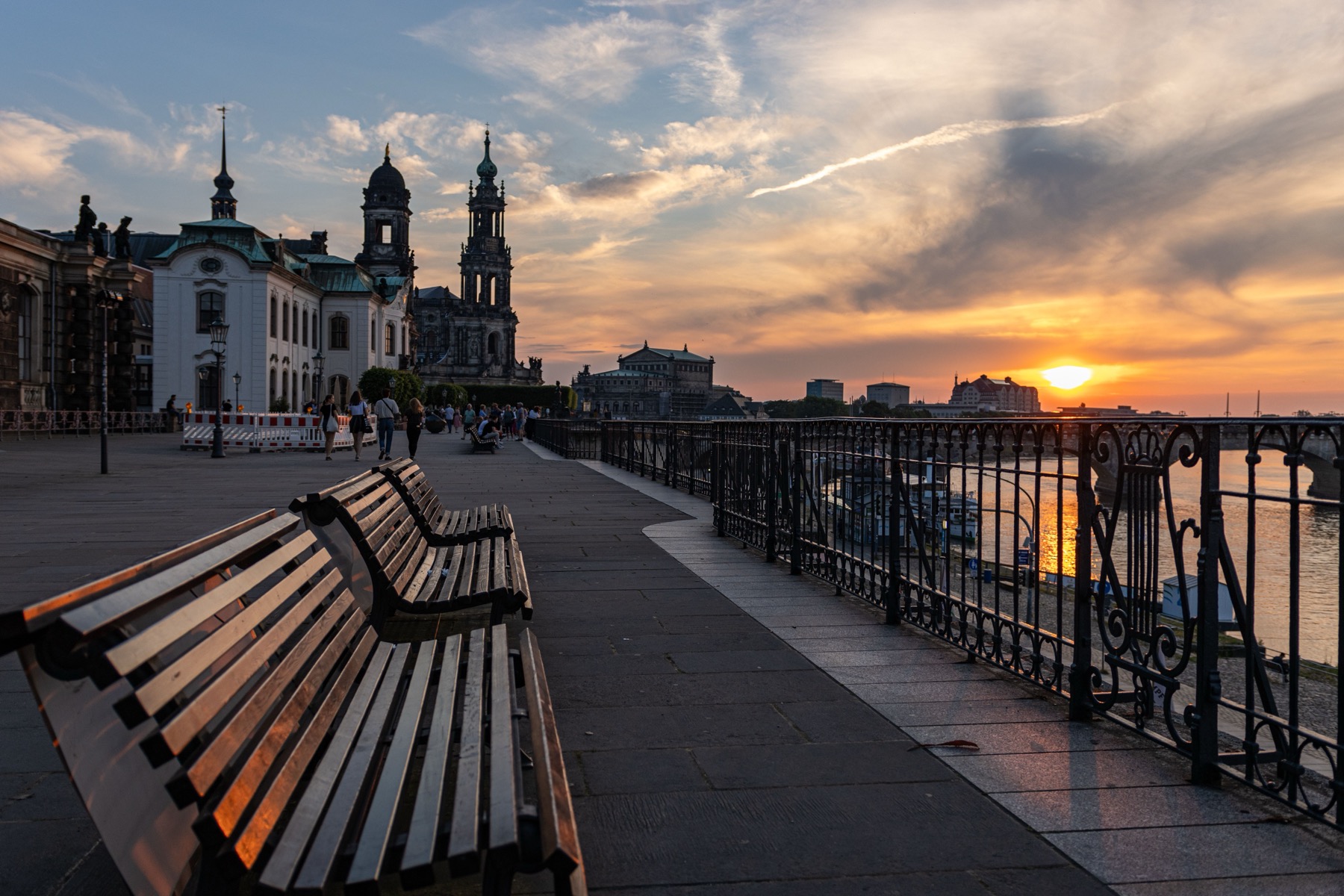 Dresden: 16 Sehenswürdigkeiten und kostenlose Tipps 9 Brühlsche Terrasse an der Elbe