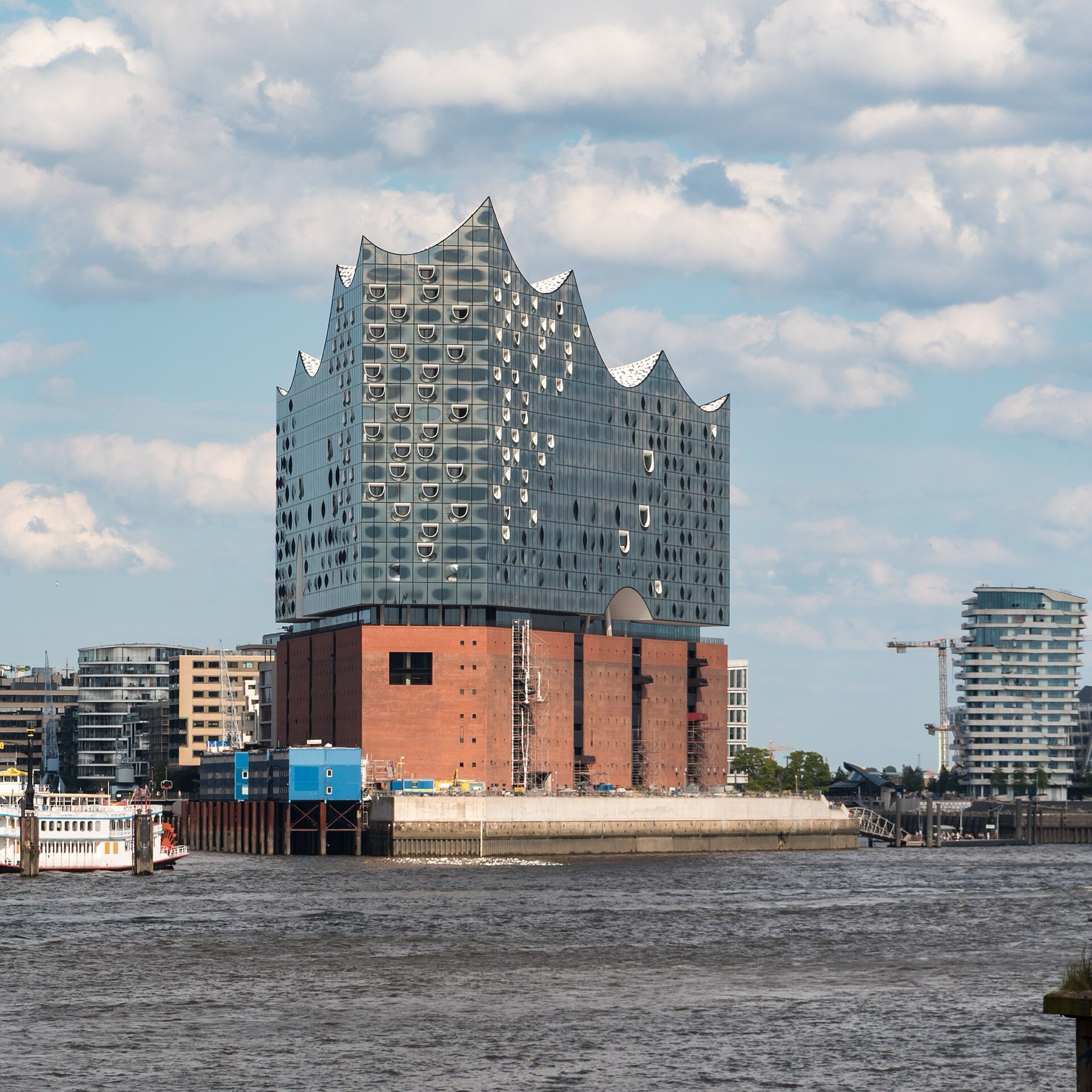 Co vidět v Hamburku: 22 tipů, co vidět a dělat v Benátkách severu 7 Budova Elbphilharmonie nad přístavem