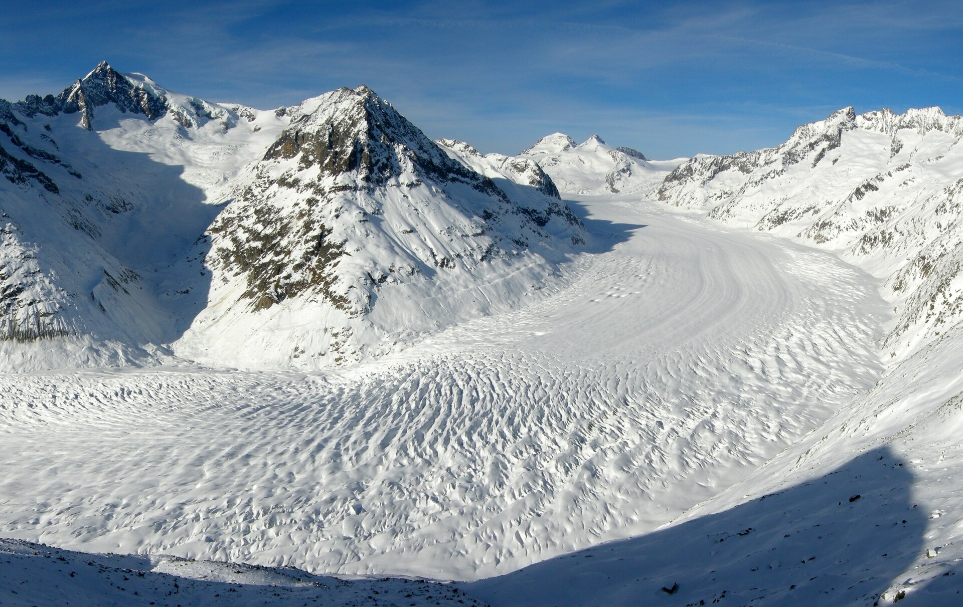Alojamientos únicos del mundo: 35 lugares para tu bucket list en 2026 49 Paisaje alpino del Valais, donde el concepto Null Stern instala sus camas al aire libre