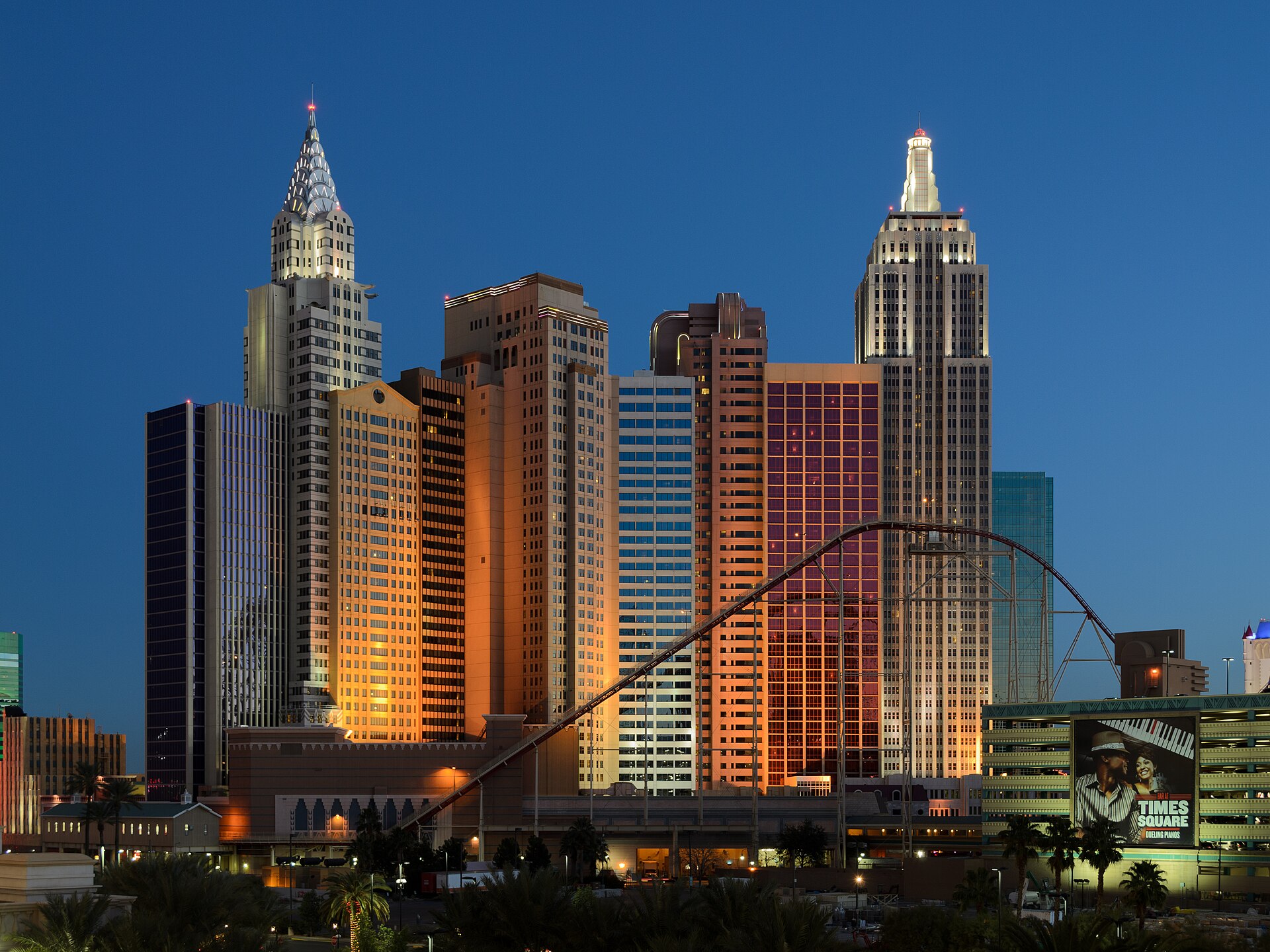 Las Vegas, USA: 29 tipp, mit láss a Stripen túl is 2026-ban 7 A New York-New York hotel sziluettje hullámvasúttal