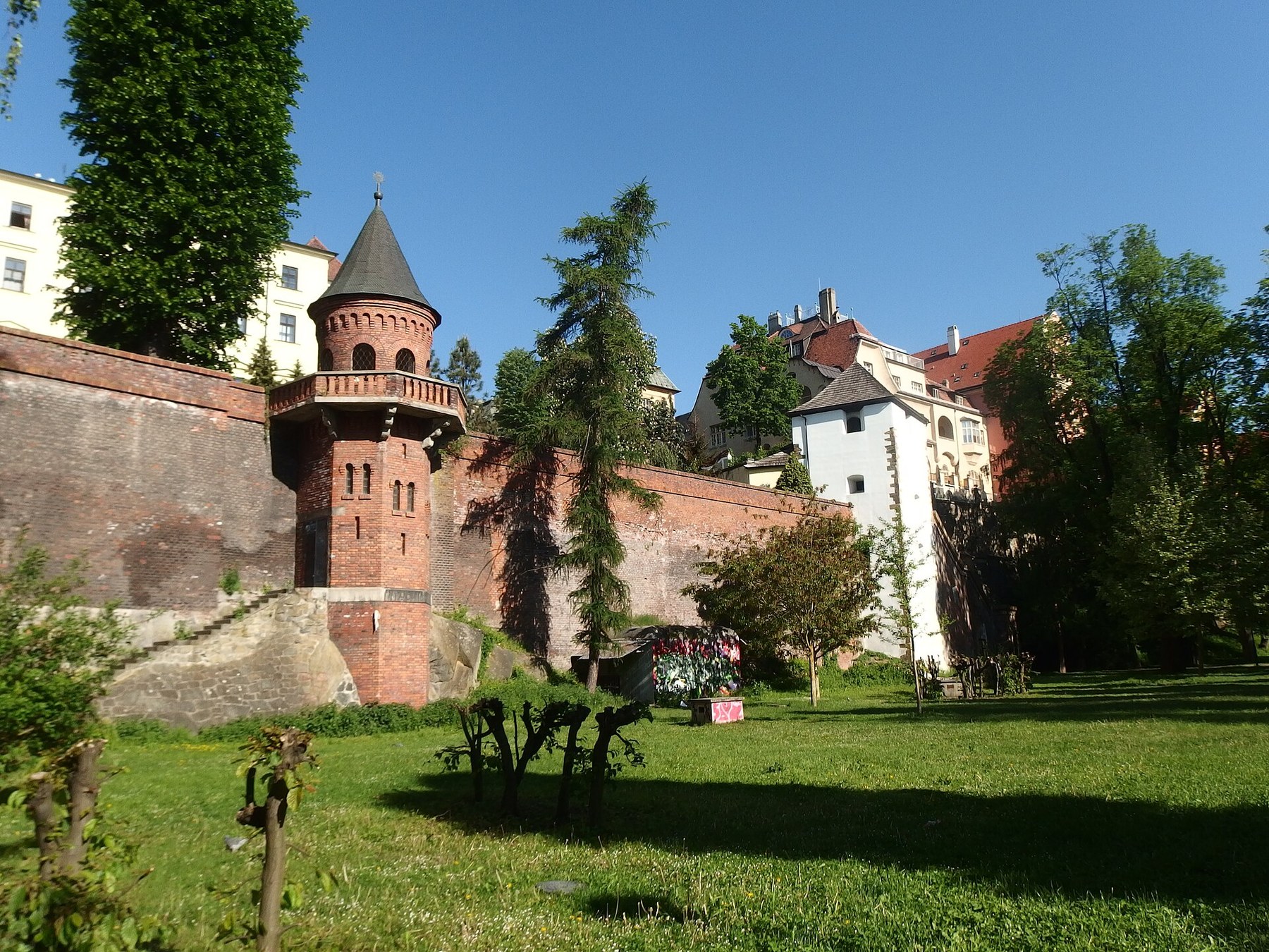 Olomouc con bambini: 34 idee su cosa fare e dove andare nel 2026 10 Mura cittadine con torretta nei Giardini Bezruč a Olomouc