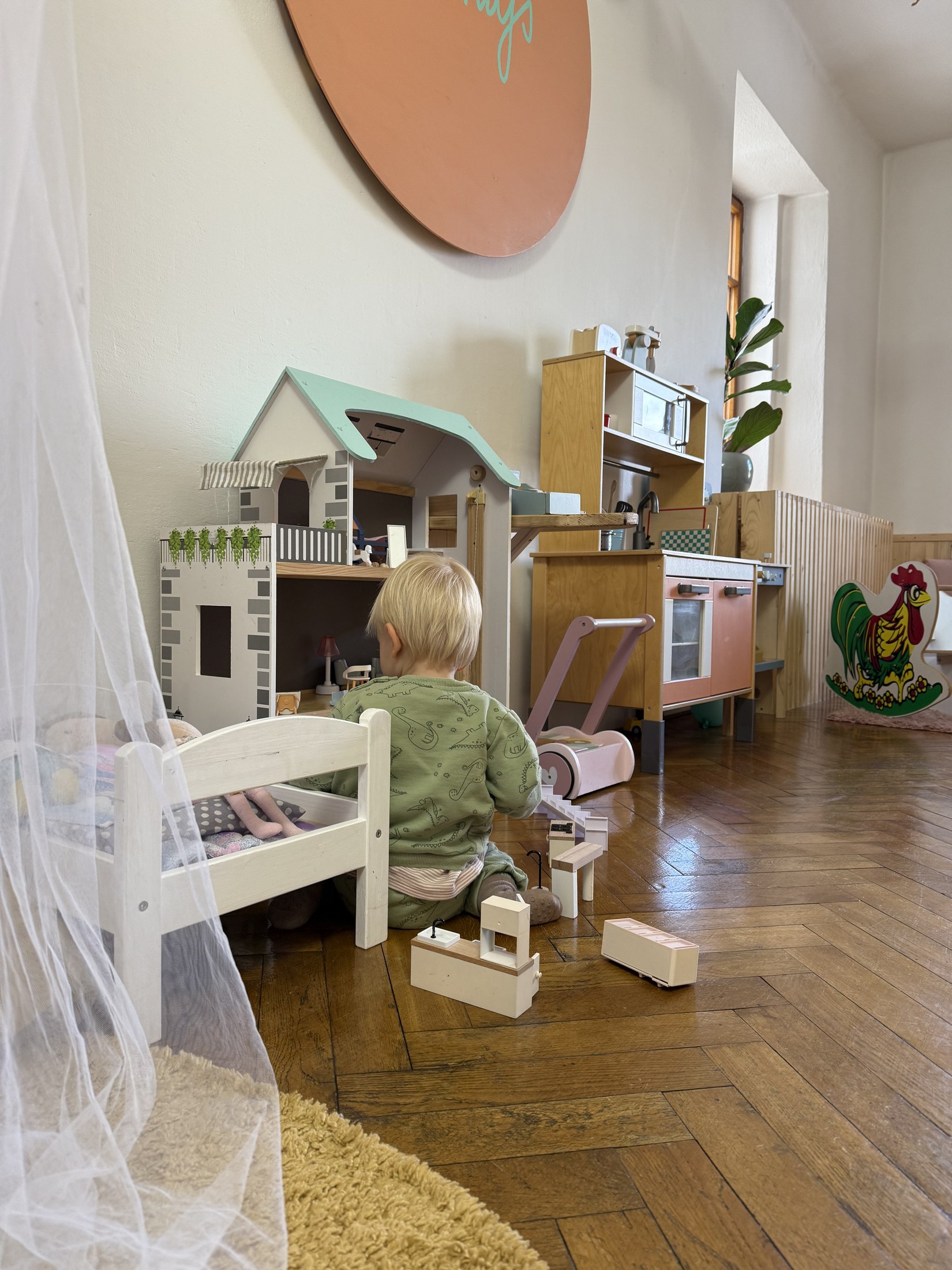 Olomouc con bambini: 34 idee su cosa fare e dove andare nel 2026 1 Ludoteca per bambini nel centro di Olomouc con giochi in legno e una casetta