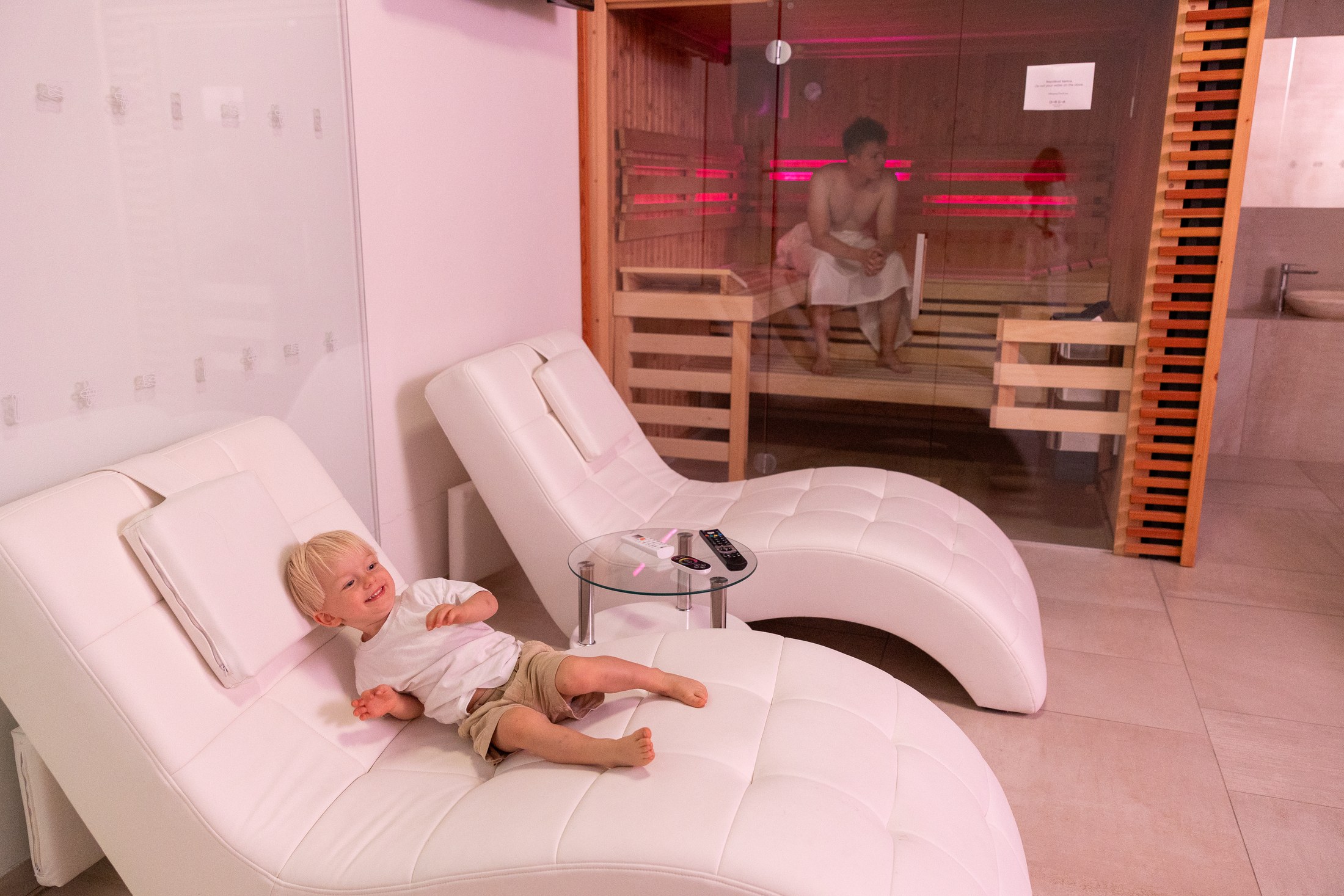 Olomouc con bambini: 34 idee su cosa fare e dove andare nel 2026 3 Bambino su un lettino nella camera wellness dell'hotel Arigone a Olomouc