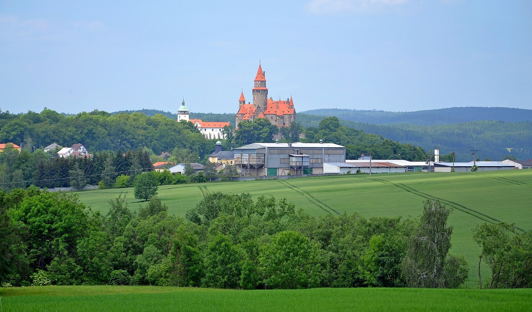 Olomouc con bambini: 34 idee su cosa fare e dove andare nel 2026 32 Il fiabesco castello di Bouzov sopra il paesaggio vicino a Olomouc