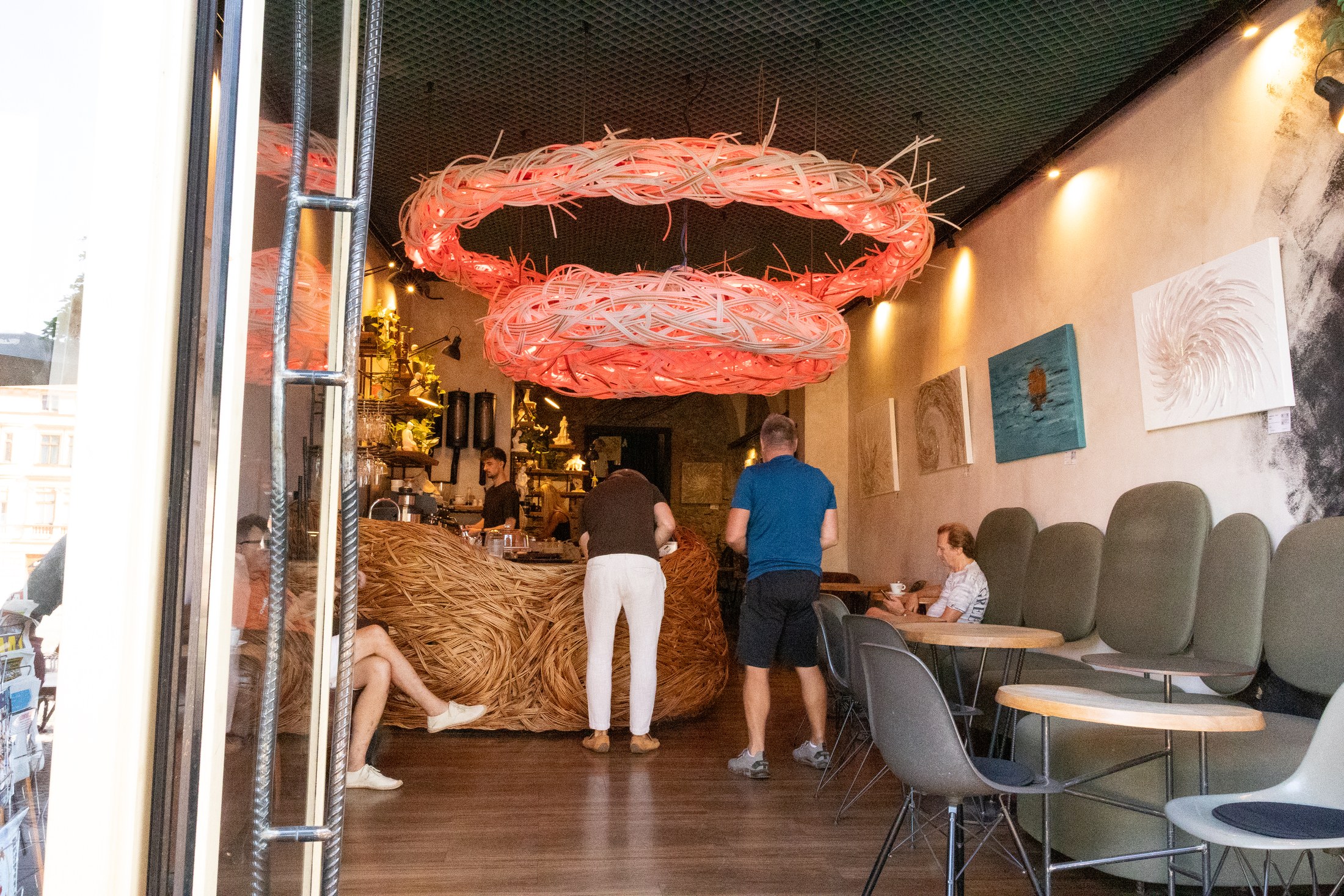 Olomouc con bambini: 34 idee su cosa fare e dove andare nel 2026 17 Interno di una caffetteria di Olomouc con design naturale