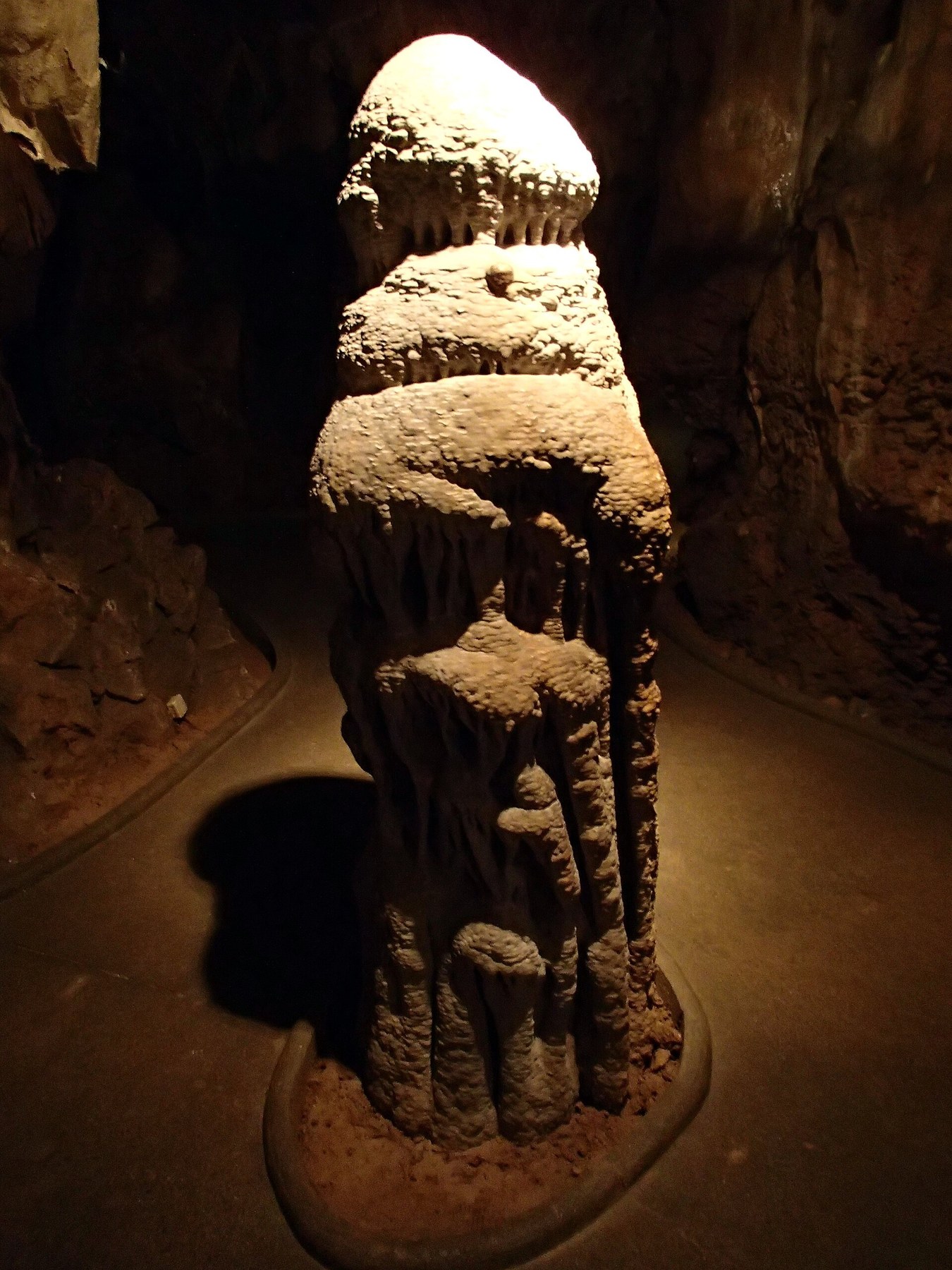 Olomouc con bambini: 34 idee su cosa fare e dove andare nel 2026 33 Stalattite illuminata nelle grotte di Mladeč