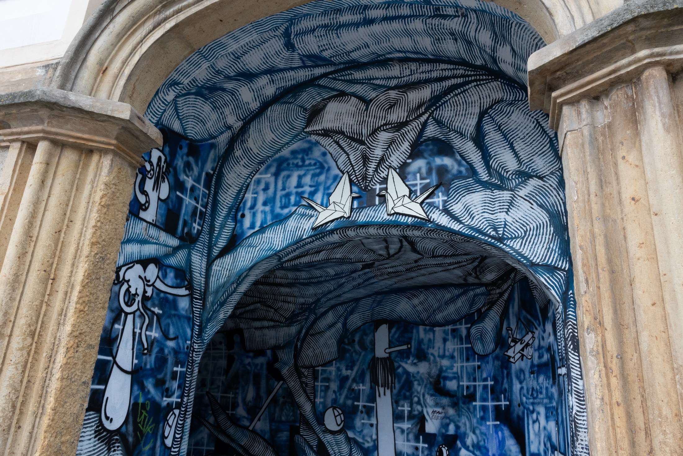 Olomouc con bambini: 34 idee su cosa fare e dove andare nel 2026 13 Dipinto blu sulla volta di un passaggio nel centro di Olomouc