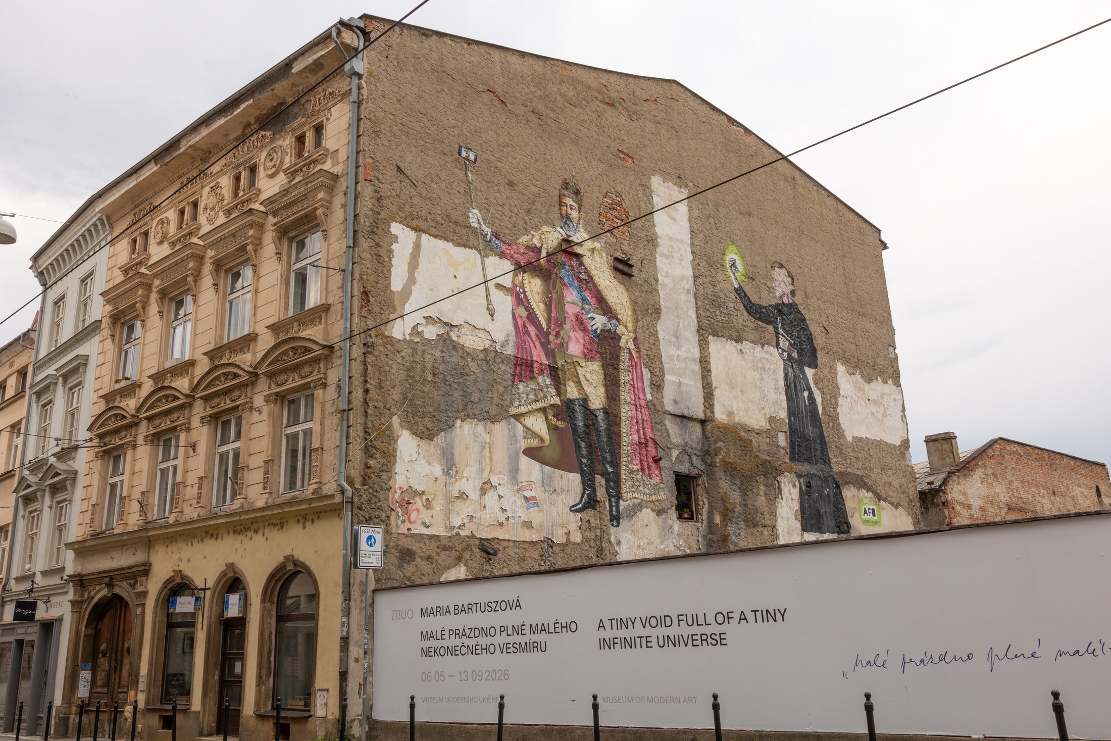 Olomouc con bambini: 34 idee su cosa fare e dove andare nel 2026 14 Dipinto di grande formato sul frontone di una casa a Olomouc