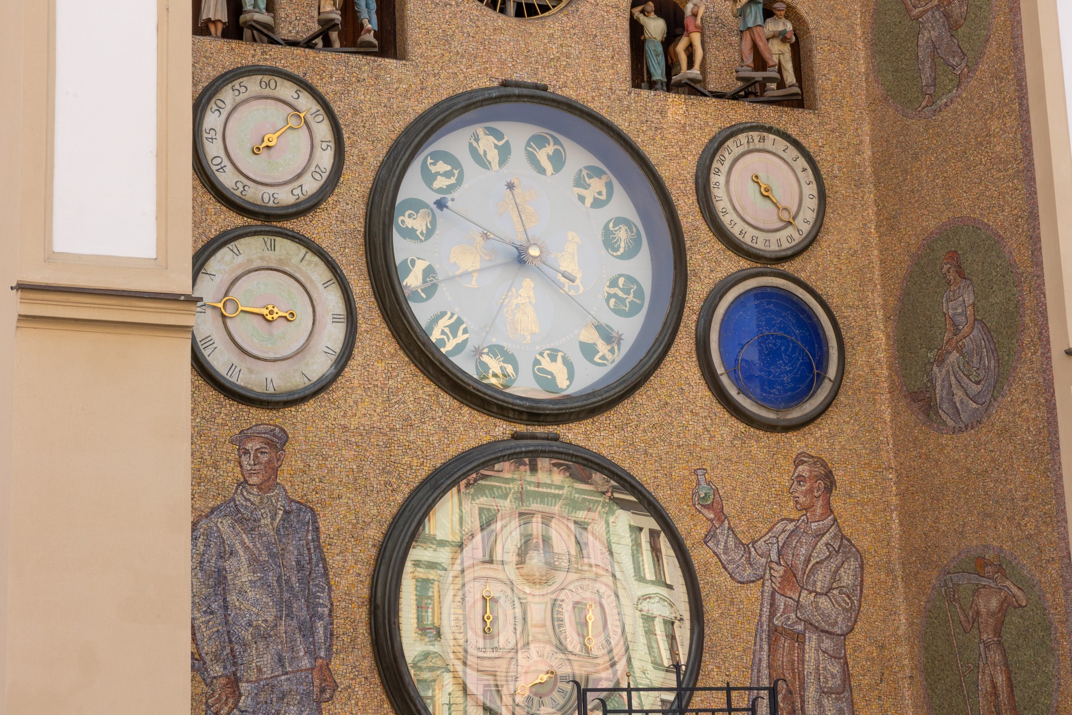 Olomouc con bambini: 34 idee su cosa fare e dove andare nel 2026 4 Dettaglio dell'orologio astronomico di Olomouc con figure di operai e quadranti