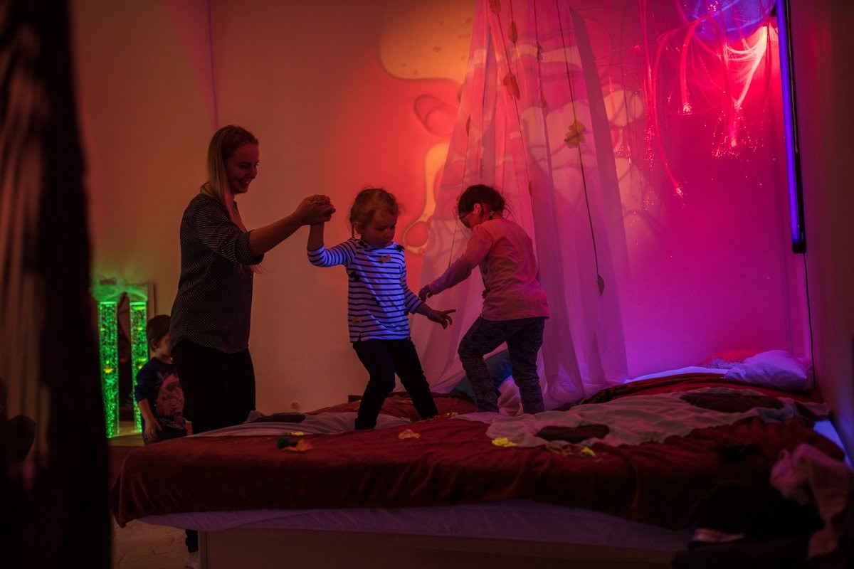 Olomouc con bambini: 34 idee su cosa fare e dove andare nel 2026 18 Sala multisensoriale Snoezelen Olomouc con illuminazione colorata