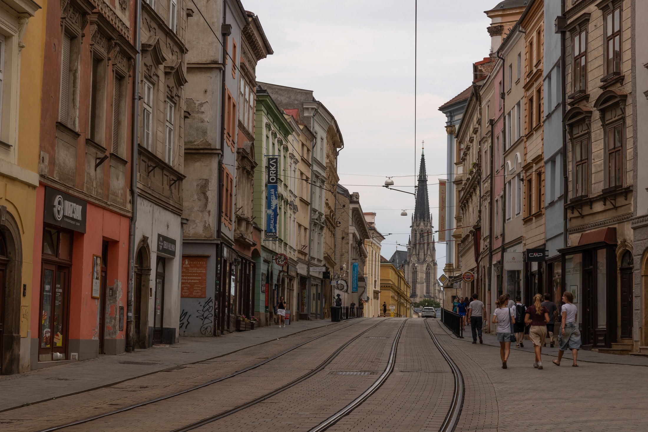 Olomouc con bambini: 34 idee su cosa fare e dove andare nel 2026 38 Via di Olomouc con i binari del tram nel centro della città