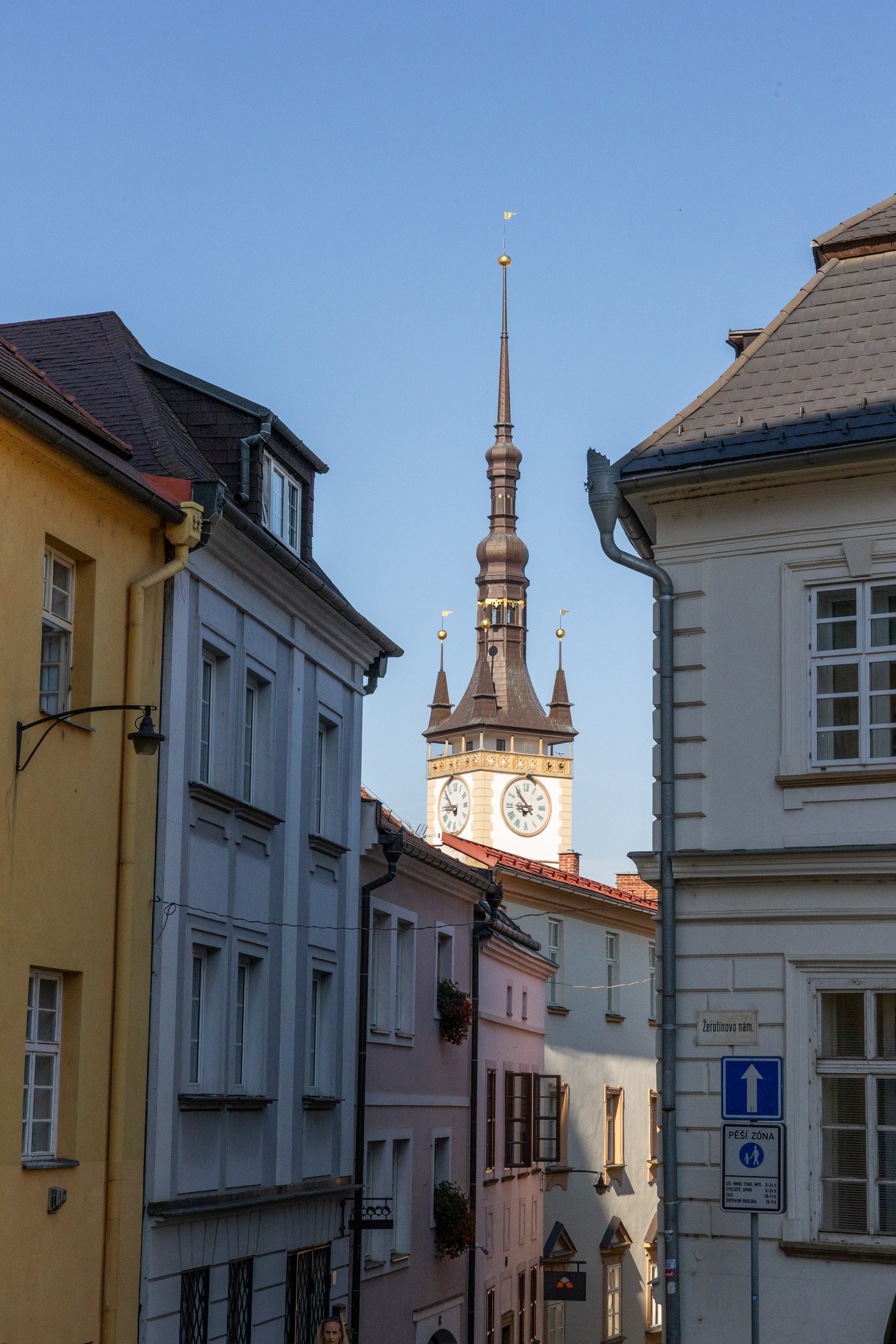 Olomouc con bambini: 34 idee su cosa fare e dove andare nel 2026 8 Vicolo di Olomouc con la torre della chiesa sullo sfondo