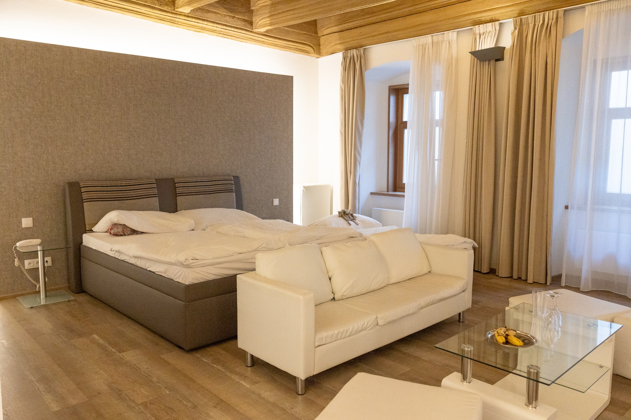 OREA Hotel Arigone a Olomouc: recensione con vasca idromassaggio e sauna in camera 6 Camera da letto con soffitto a travi in legno nell'hotel Arigone a Olomouc