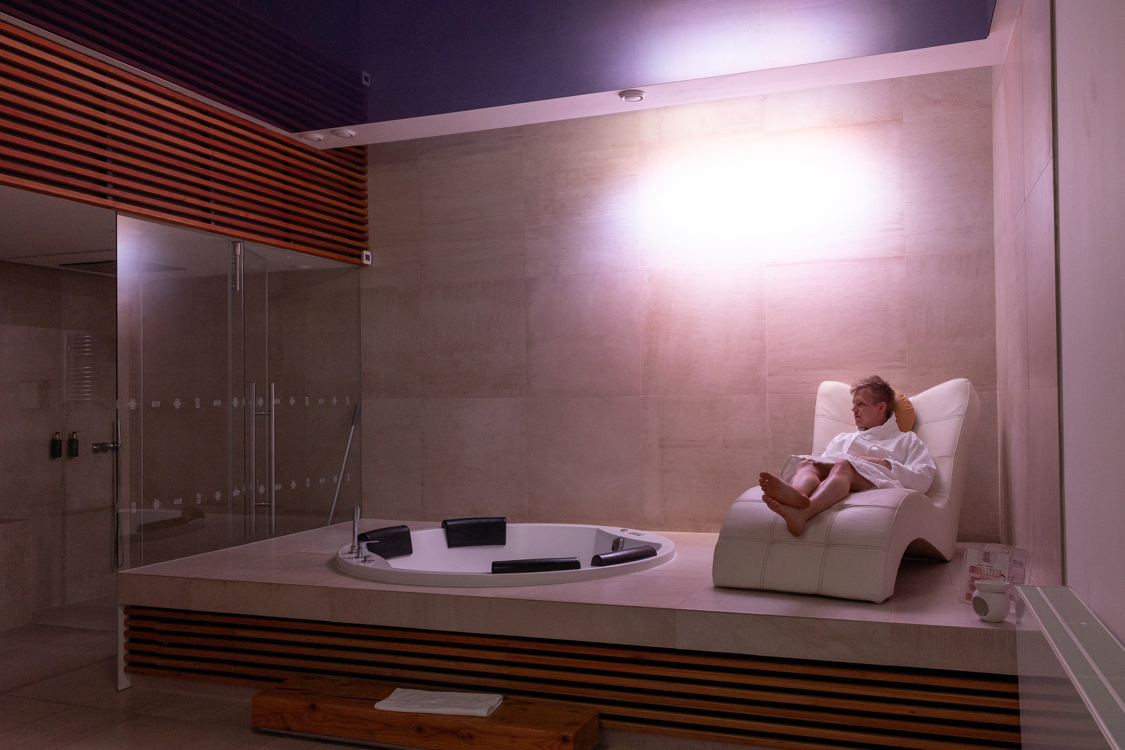 OREA Hotel Arigone a Olomouc: recensione con vasca idromassaggio e sauna in camera 1 Vasca idromassaggio incassata nel pavimento della camera wellness dell'OREA Hotel Arigone
