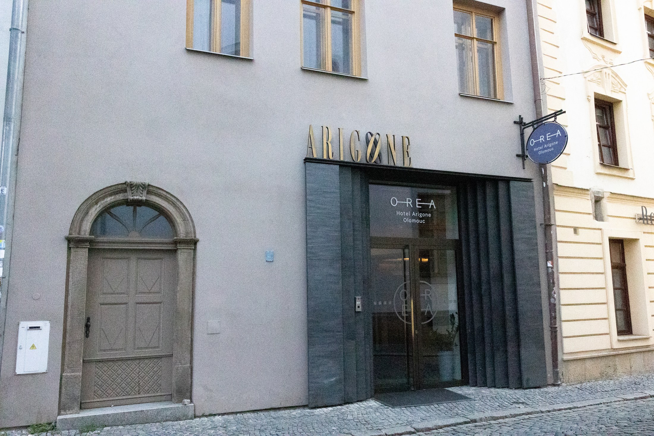OREA Hotel Arigone a Olomouc: recensione con vasca idromassaggio e sauna in camera 2 Ingresso vetrato dell'hotel Arigone nel centro storico di Olomouc