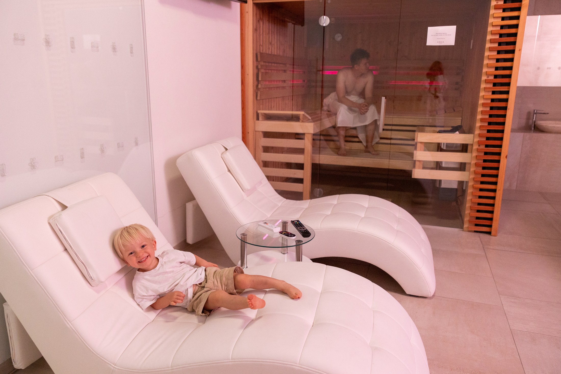OREA Hotel Arigone a Olomouc: recensione con vasca idromassaggio e sauna in camera 10 Bimbo piccolo su un lettino relax nella camera wellness dell'hotel Arigone