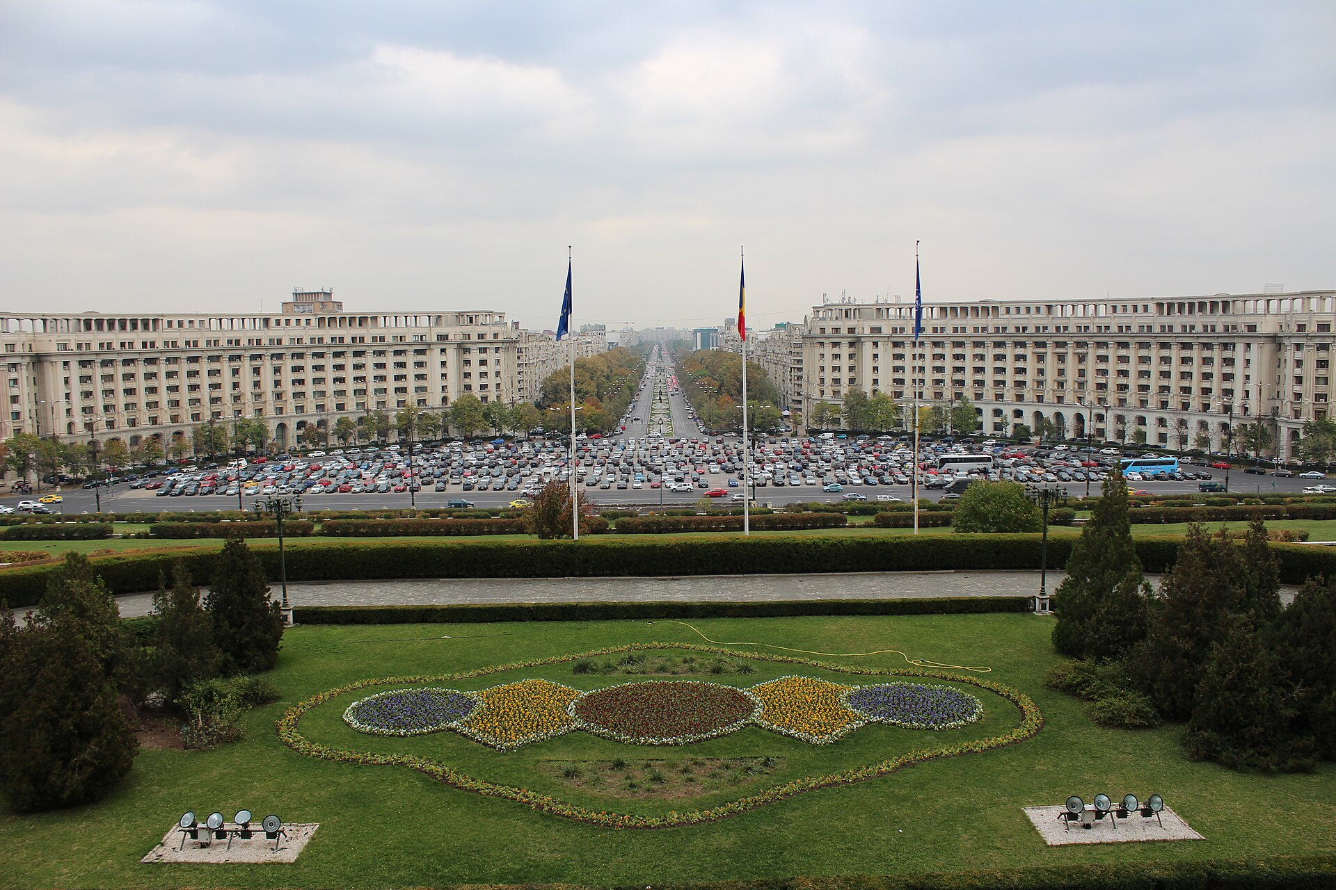 Bukarest, Rumänien: 20 Sehenswürdigkeiten & Ausflüge 2026 2 Parlamentspalast in Bukarest mit Gartenanlagen