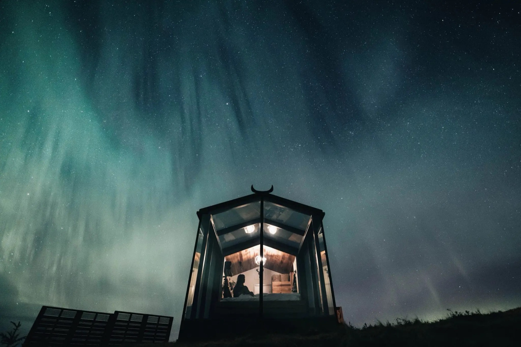 Alojamientos únicos del mundo: 35 lugares para tu bucket list en 2026 17 Cabaña acristalada Panorama Glass Lodge bajo la aurora boreal