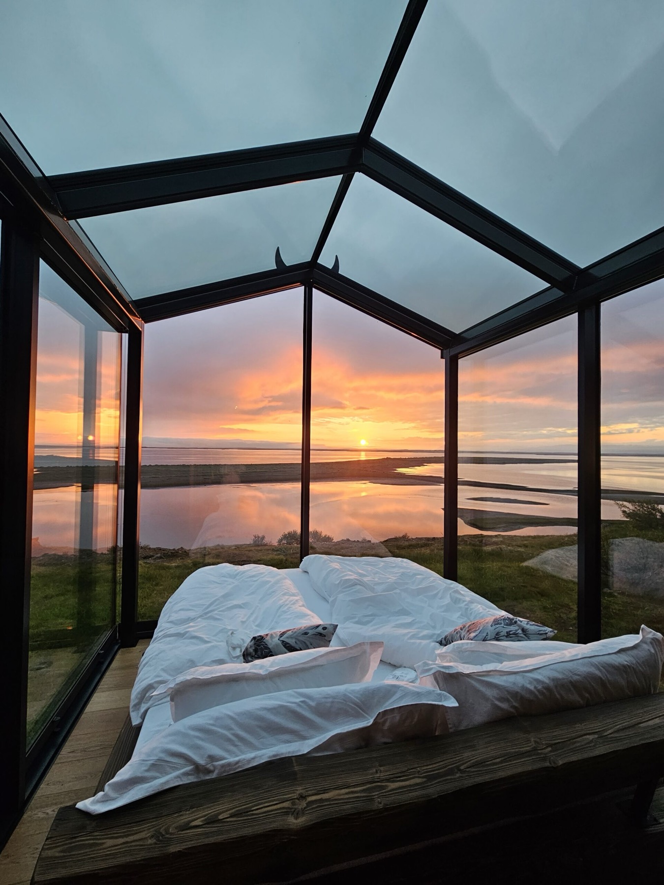 Alojamientos únicos del mundo: 35 lugares para tu bucket list en 2026 18 Cama con vistas al cielo islandés