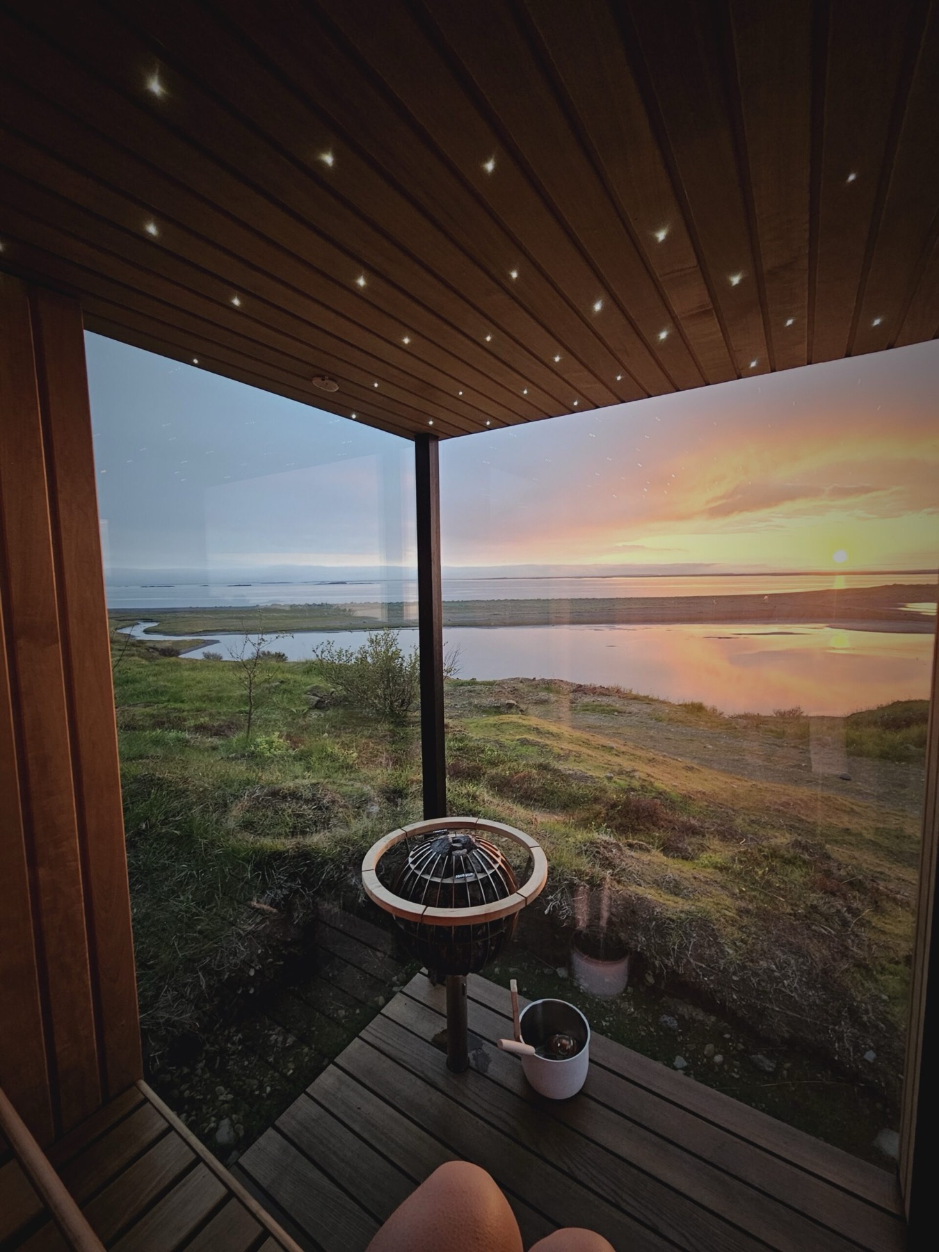 Alojamientos únicos del mundo: 35 lugares para tu bucket list en 2026 19 Panorama Glass Lodge al atardecer