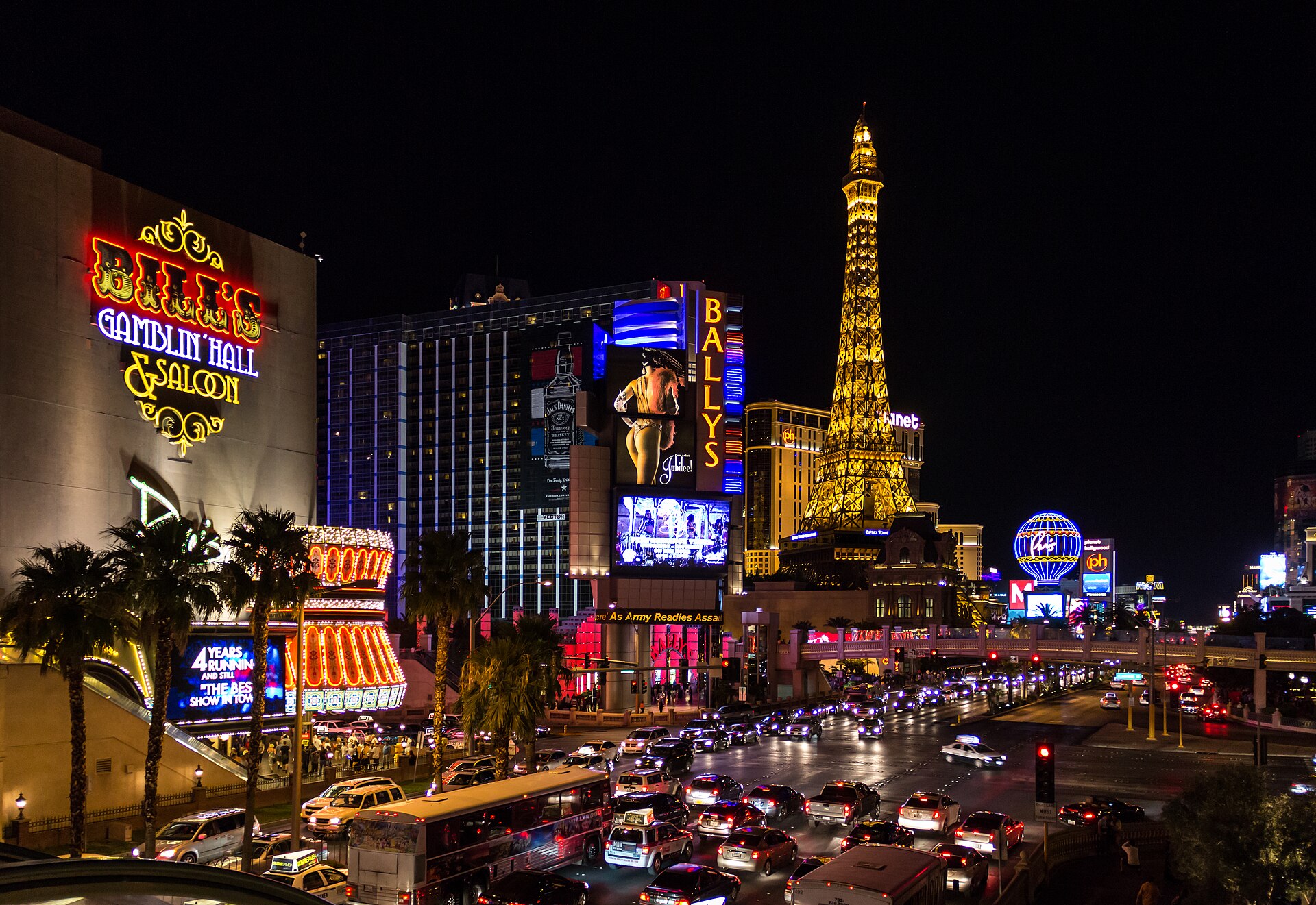 Las Vegas, USA: 29 tipp, mit láss a Stripen túl is 2026-ban 6 Az Eiffel-torony másolata a Paris Las Vegas hotelnél éjjel