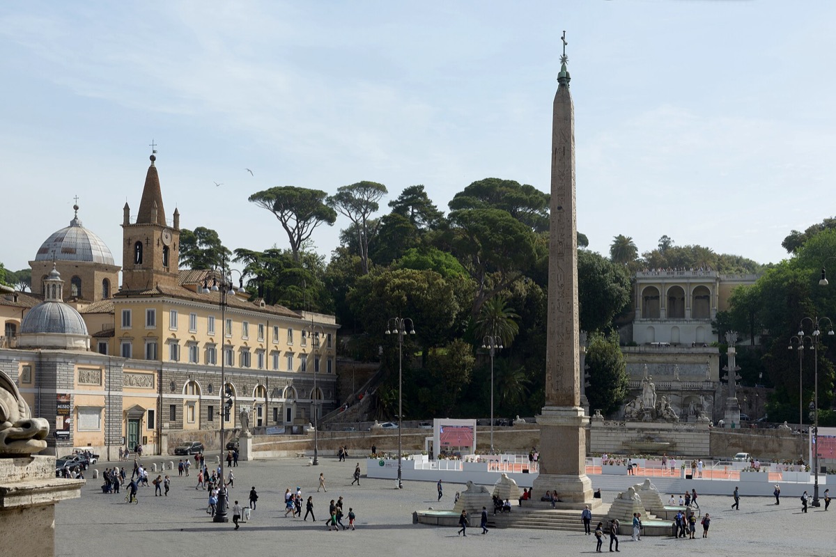 Co vidět v Římě: 40 nejlepších míst, která navštívit 23 Náměstí Piazza del Popolo s egyptským obeliskem a terasou Pincio v pozadí