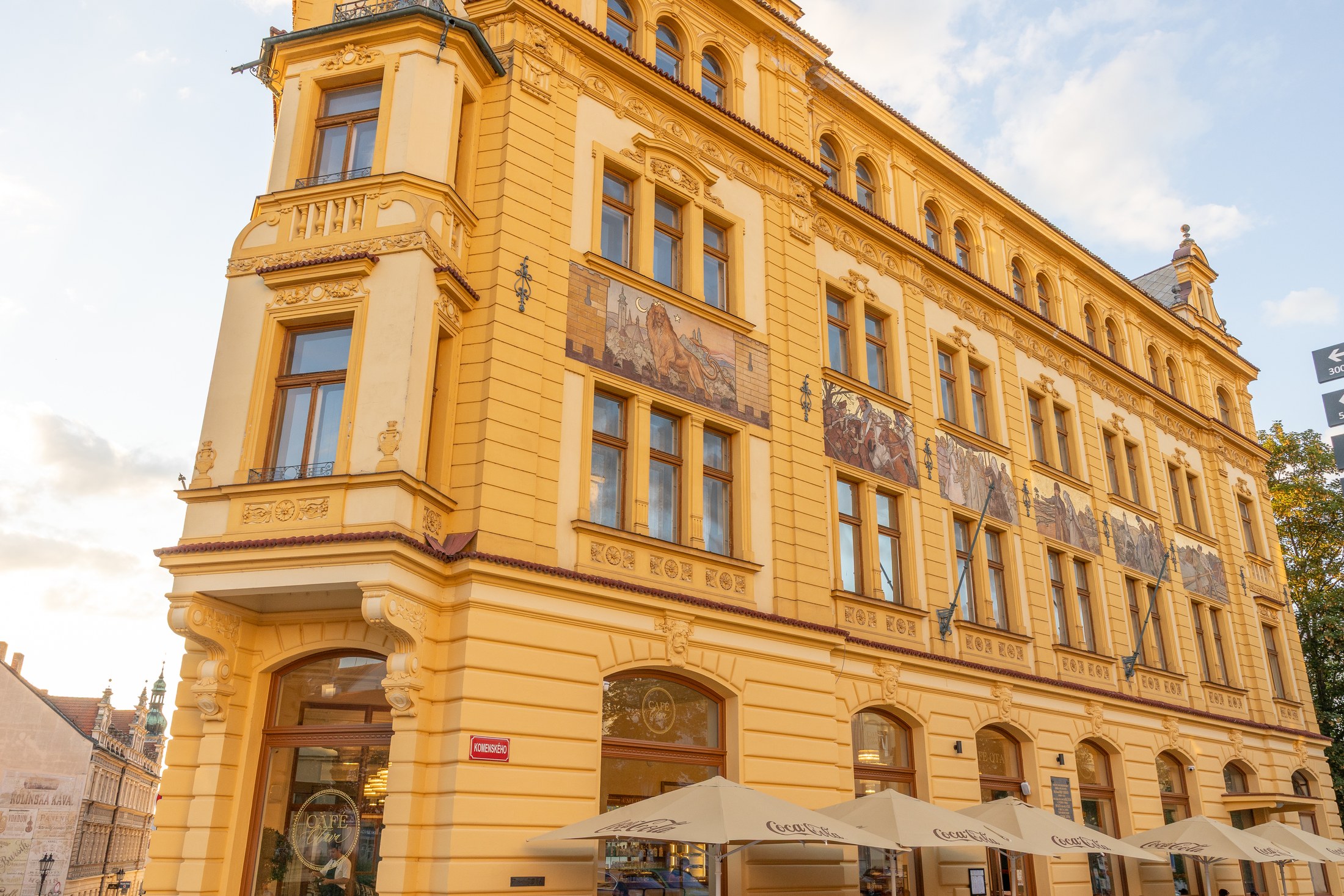 Co vidět v Písku: 39 tipů od rodačky na památky i tajné vyhlídky 21 Hotel Otava v Písku s malbami podle návrhů Mikoláše Alše