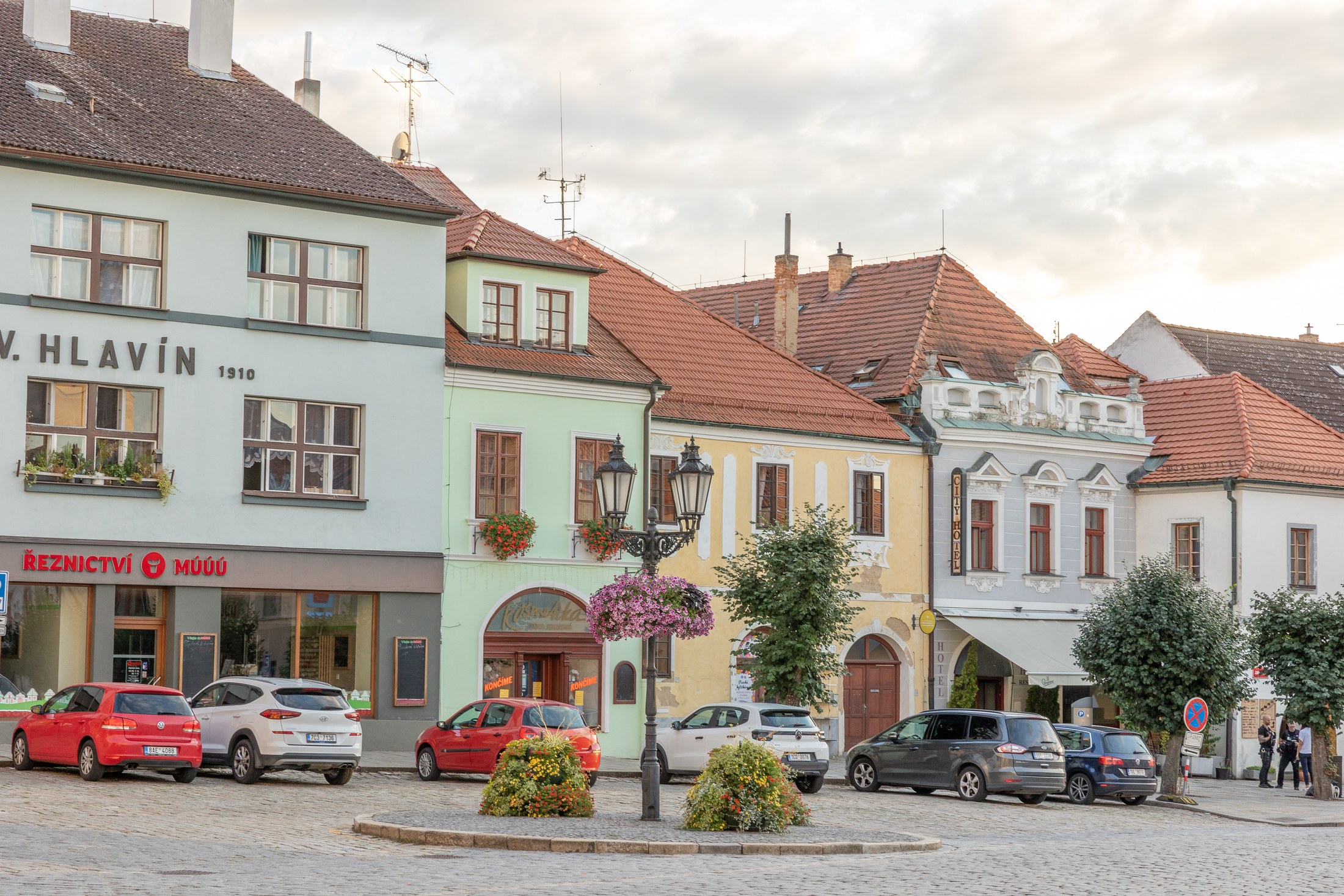 Písek con i bambini: 44 consigli di una mamma del posto per il 2026 2 Colorate case borghesi sulla piazza principale di Písek
