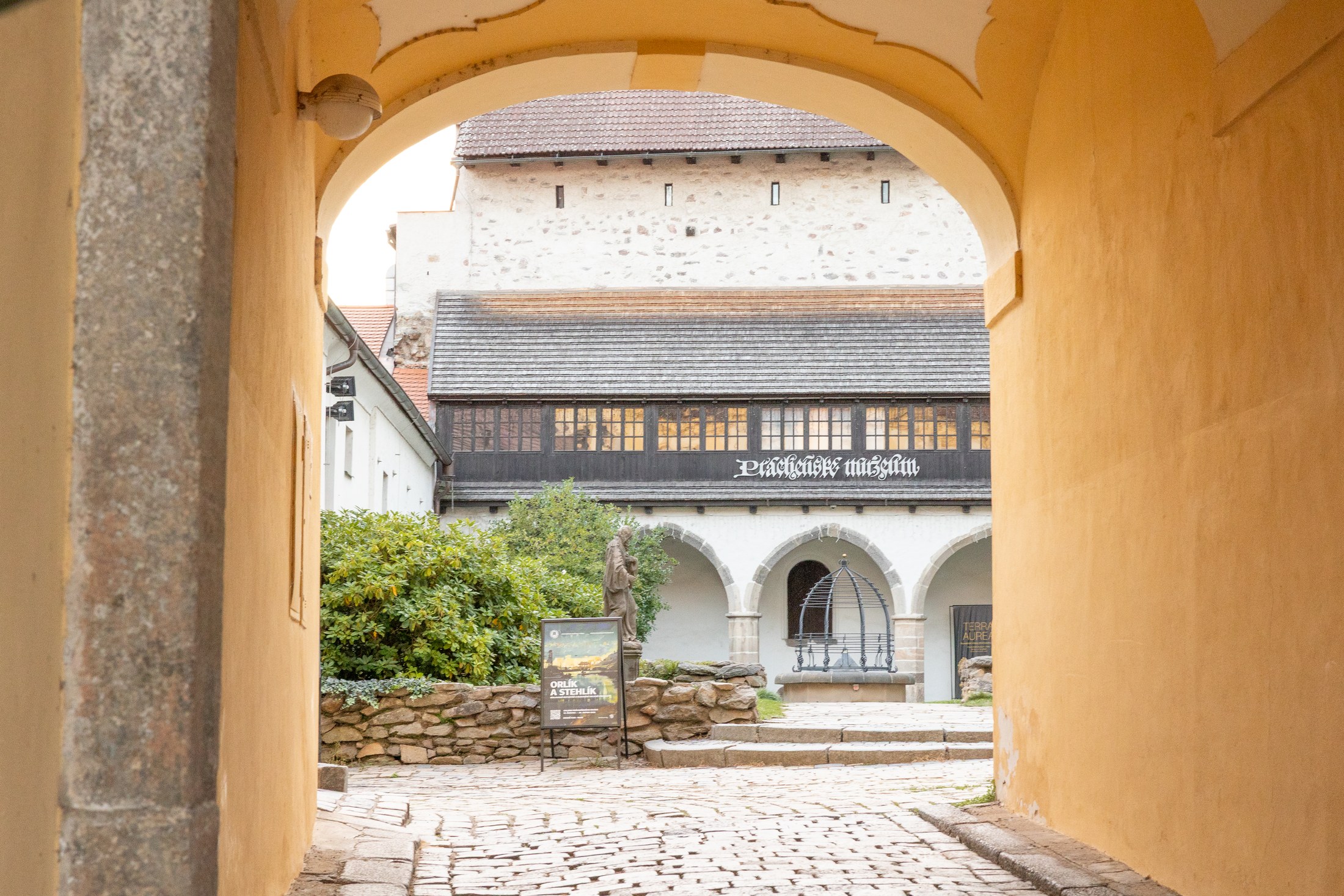 Písek con i bambini: 44 consigli di una mamma del posto per il 2026 40 Passaggio verso il cortile del Museo di Prácheň a Písek